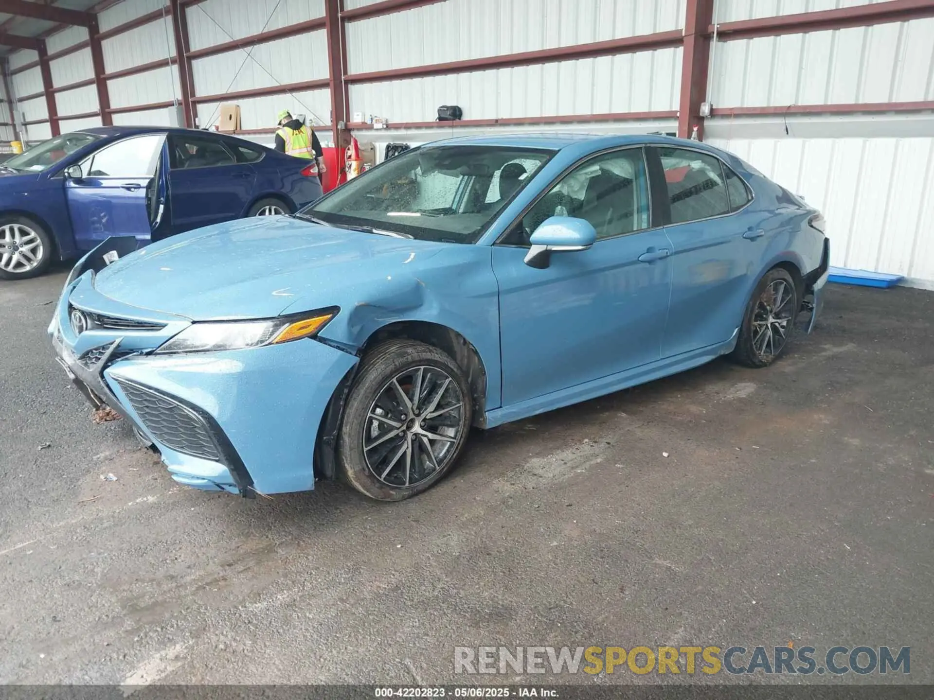 2 fotografías del automóvil dañado 4T1G11AK4RU211270 TOYOTA CAMRY 2024