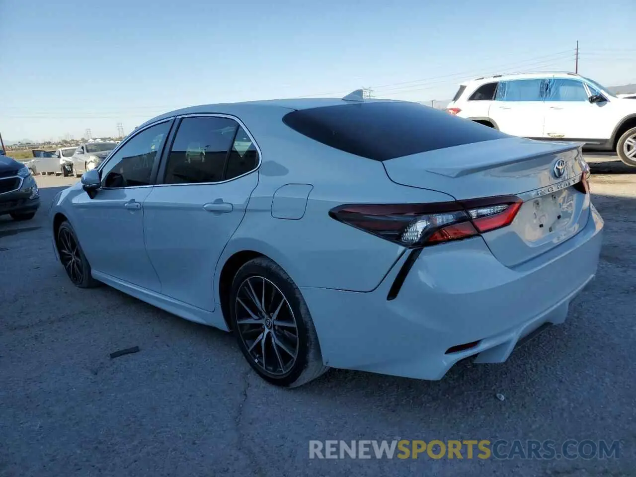 2 fotografías del automóvil dañado 4T1G11AK4RU212127 TOYOTA CAMRY 2024