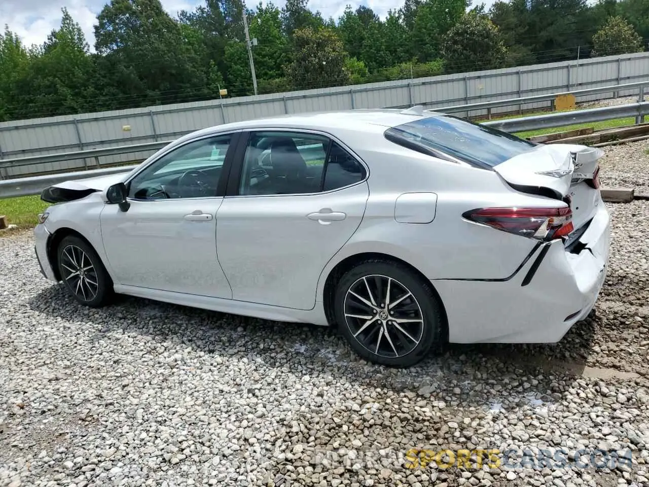 2 fotografías del automóvil dañado 4T1G11AK4RU216789 TOYOTA CAMRY 2024