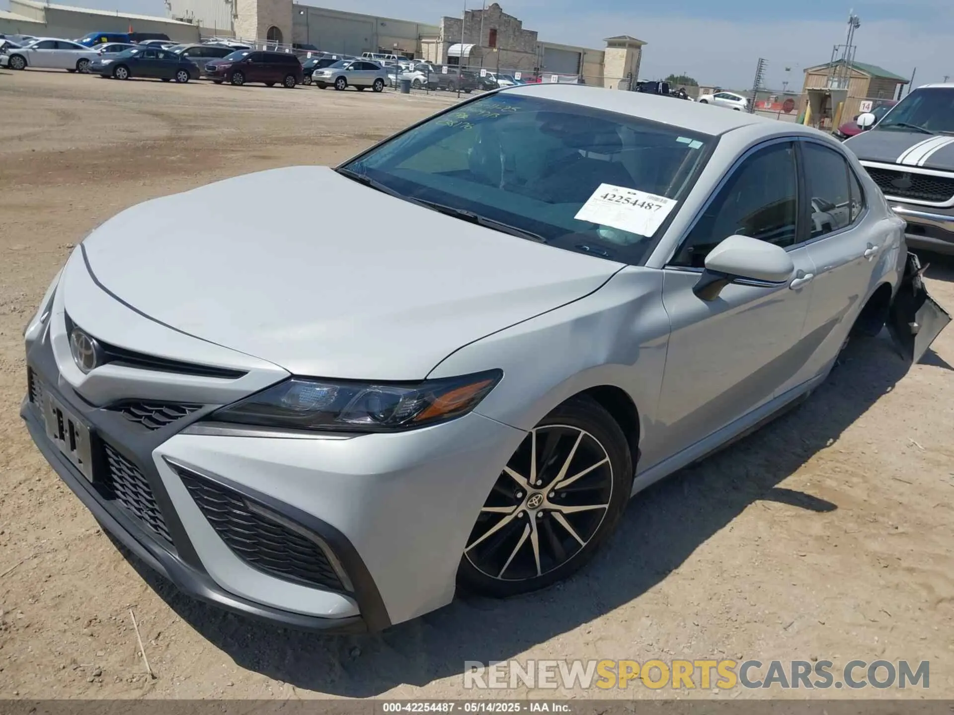 2 fotografías del automóvil dañado 4T1G11AK4RU238176 TOYOTA CAMRY 2024