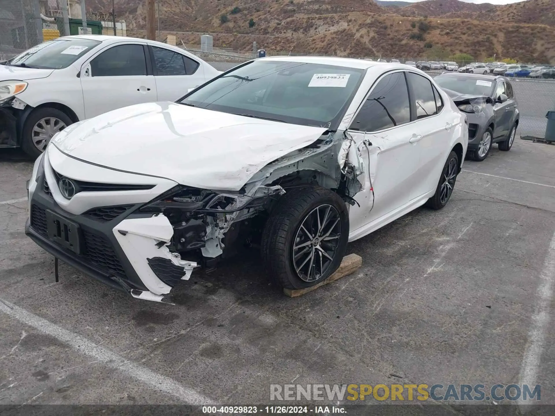 2 fotografías del automóvil dañado 4T1G11AK4RU244186 TOYOTA CAMRY 2024