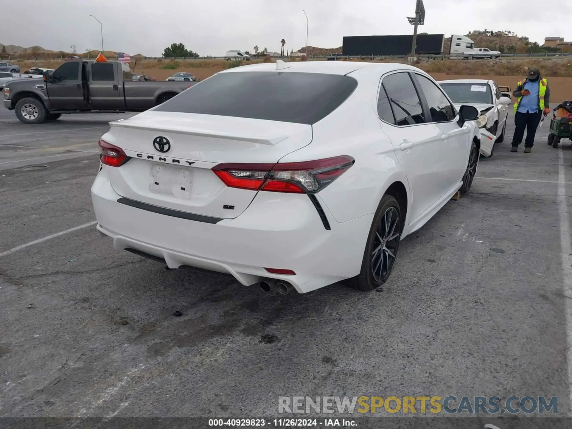 4 fotografías del automóvil dañado 4T1G11AK4RU244186 TOYOTA CAMRY 2024