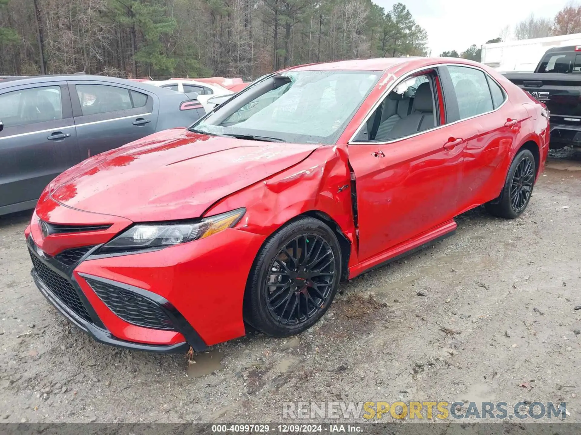 2 fotografías del automóvil dañado 4T1G11AK4RU255950 TOYOTA CAMRY 2024