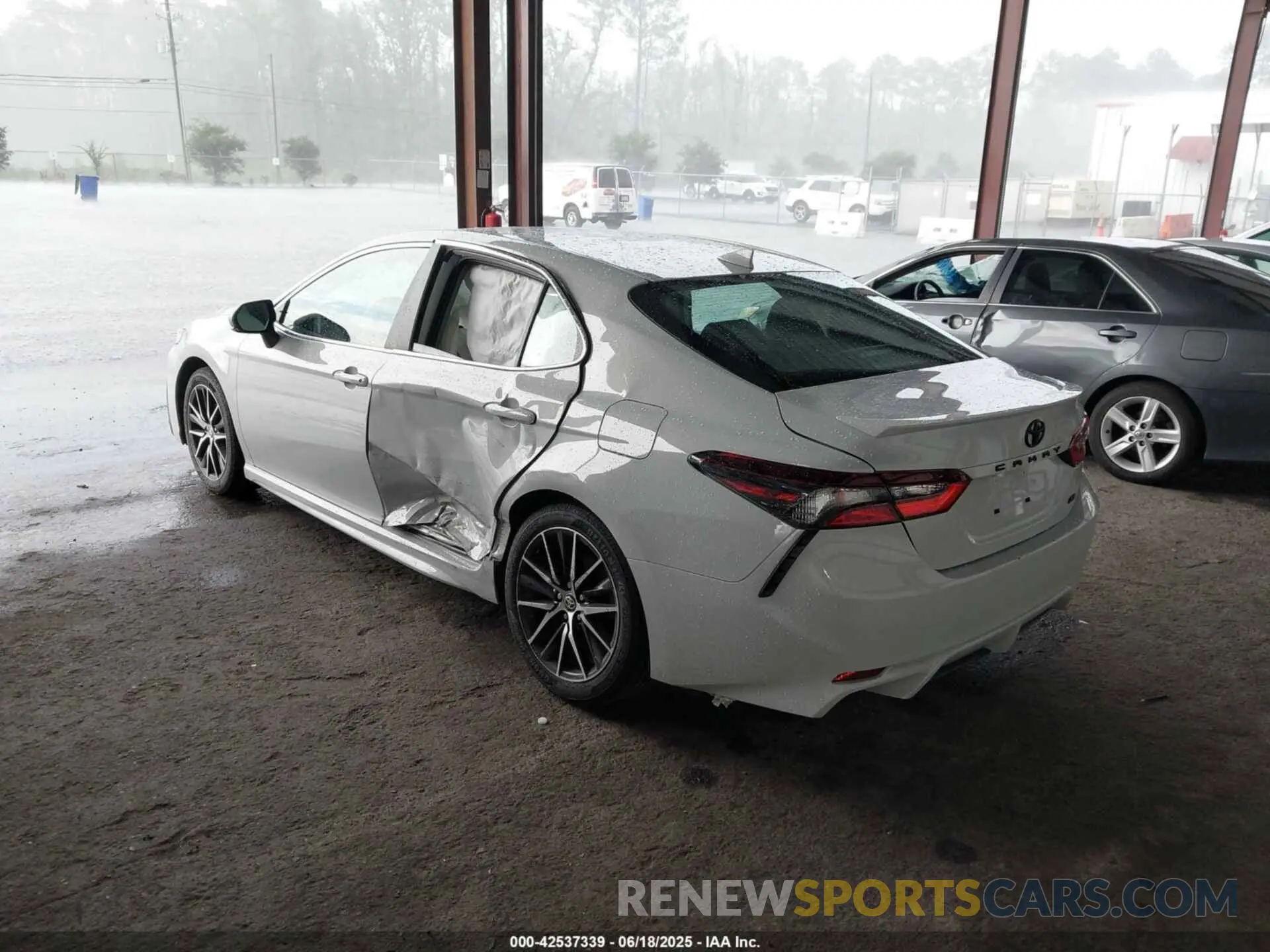 3 fotografías del automóvil dañado 4T1G11AK4RU262087 TOYOTA CAMRY 2024
