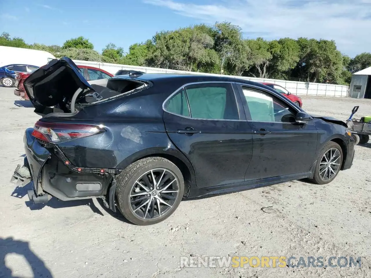 3 fotografías del automóvil dañado 4T1G11AK4RU840804 TOYOTA CAMRY 2024