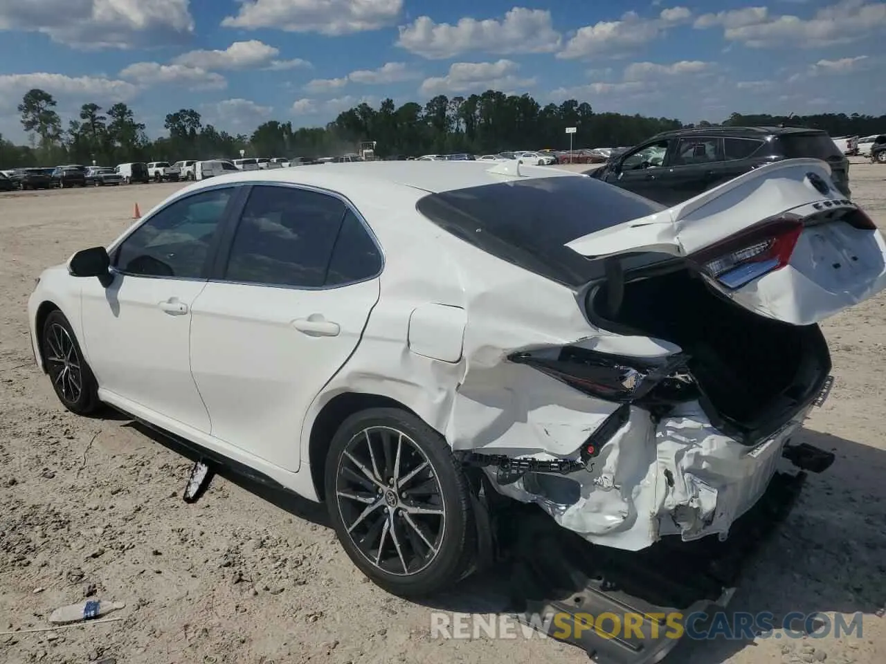 2 fotografías del automóvil dañado 4T1G11AK4RU881630 TOYOTA CAMRY 2024