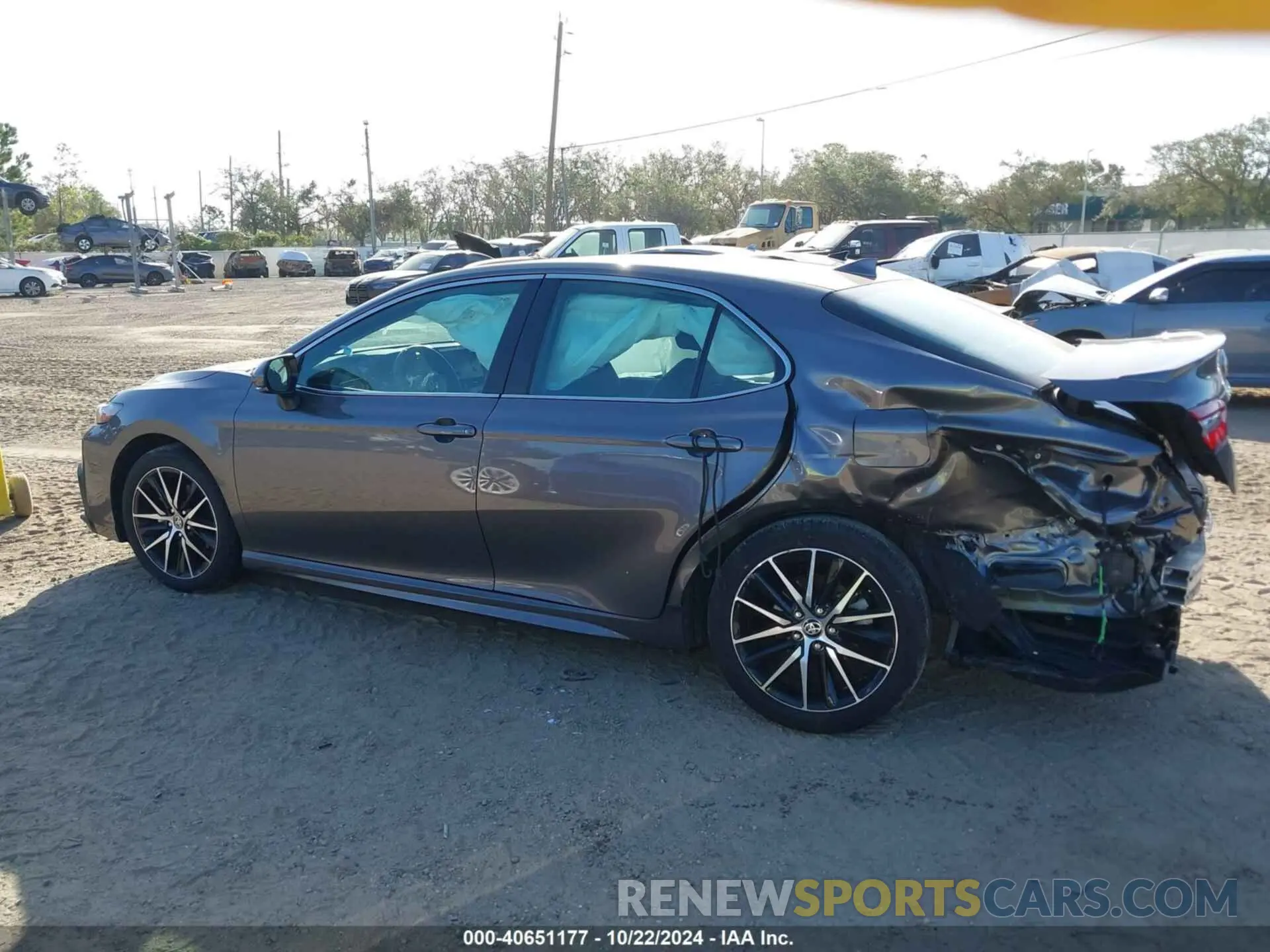 15 fotografías del automóvil dañado 4T1G11AK4RU890005 TOYOTA CAMRY 2024