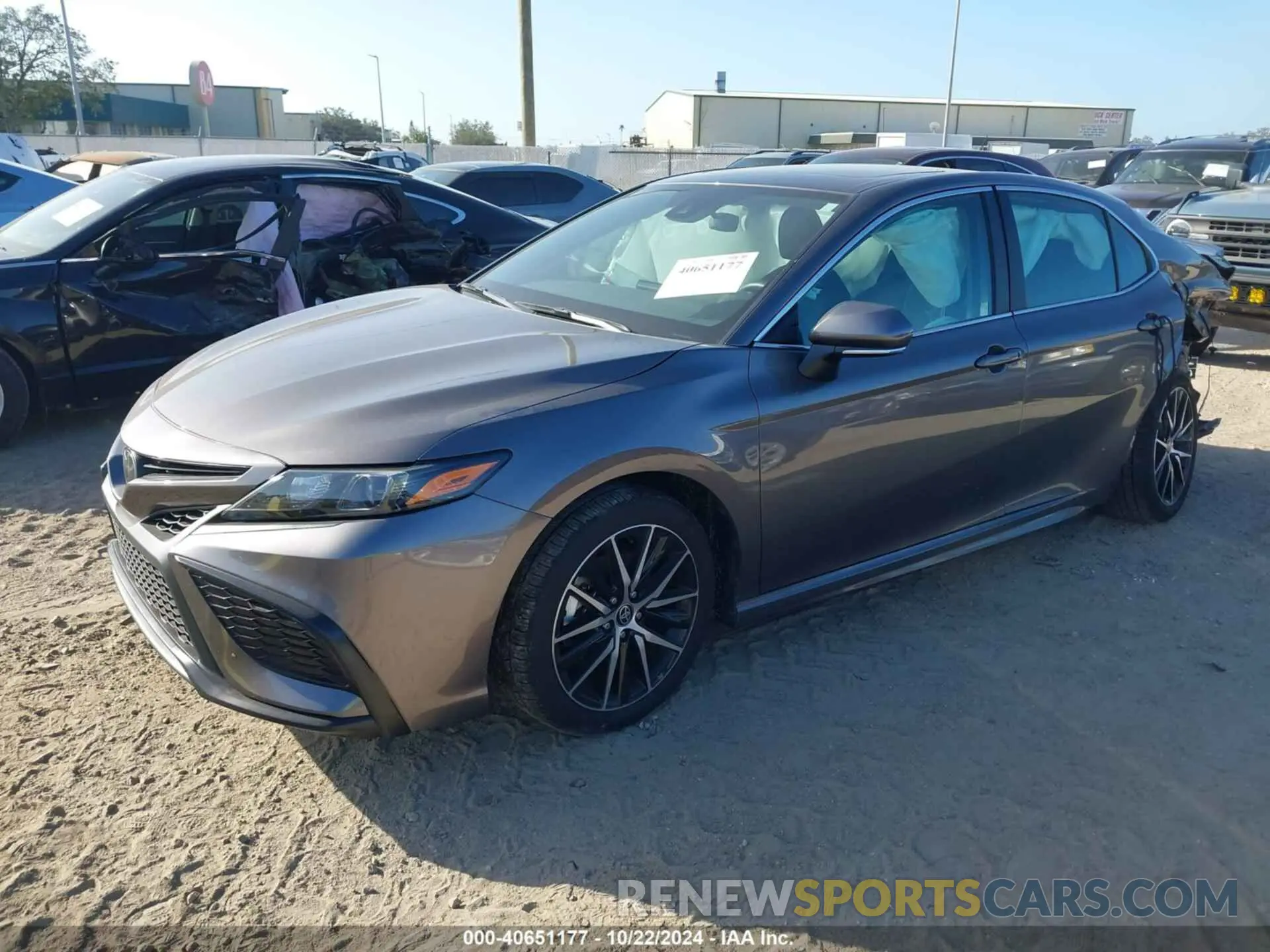 2 fotografías del automóvil dañado 4T1G11AK4RU890005 TOYOTA CAMRY 2024