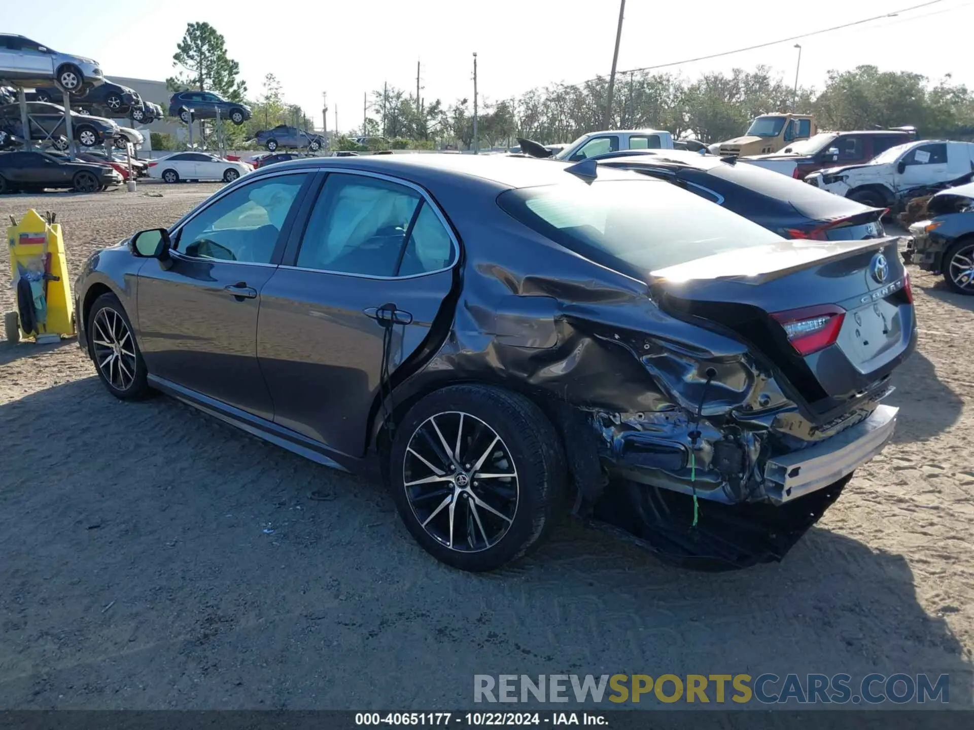 3 fotografías del automóvil dañado 4T1G11AK4RU890005 TOYOTA CAMRY 2024