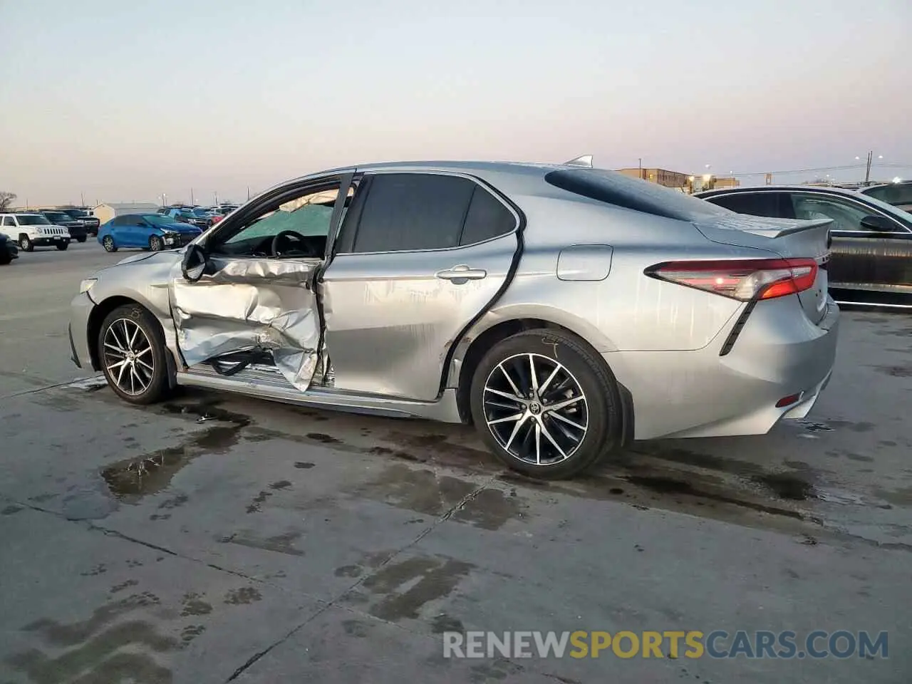 2 fotografías del automóvil dañado 4T1G11AK4RU893633 TOYOTA CAMRY 2024