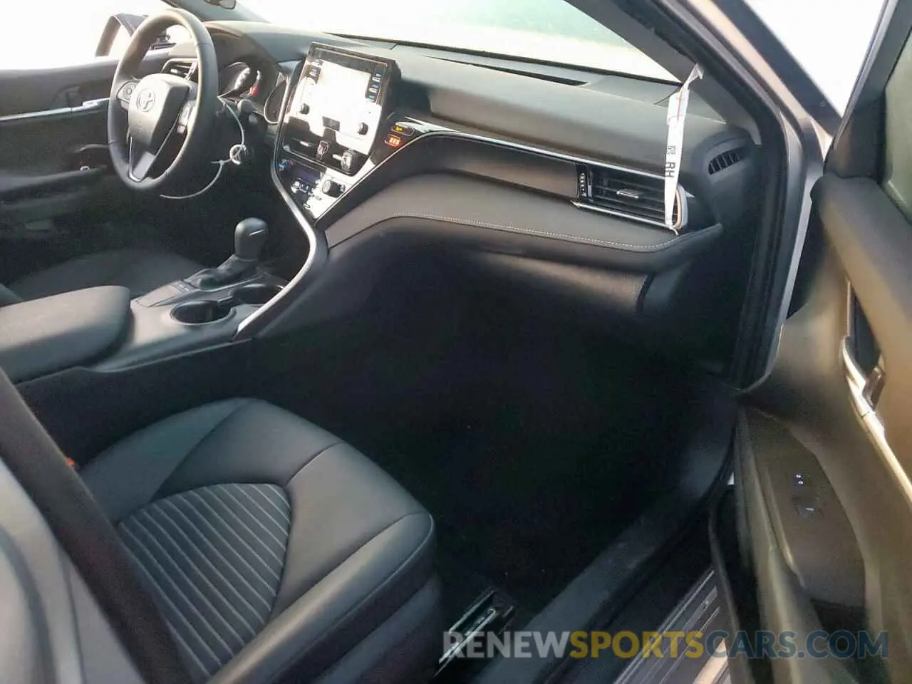 8 fotografías del automóvil dañado 4T1G11AK4RU893633 TOYOTA CAMRY 2024