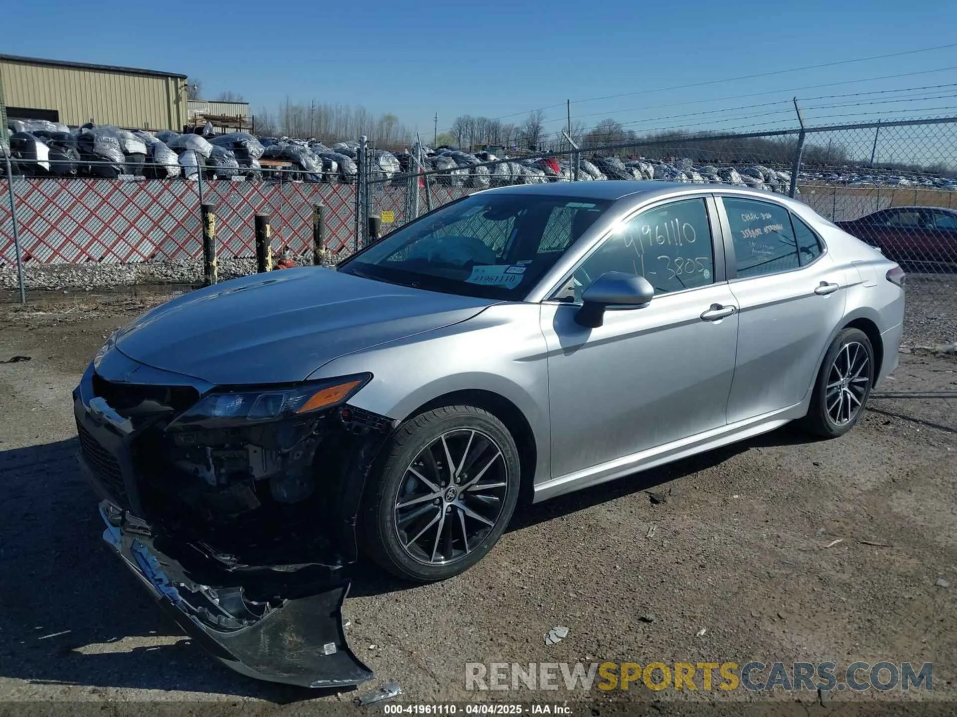 2 fotografías del automóvil dañado 4T1G11AK4RU903805 TOYOTA CAMRY 2024