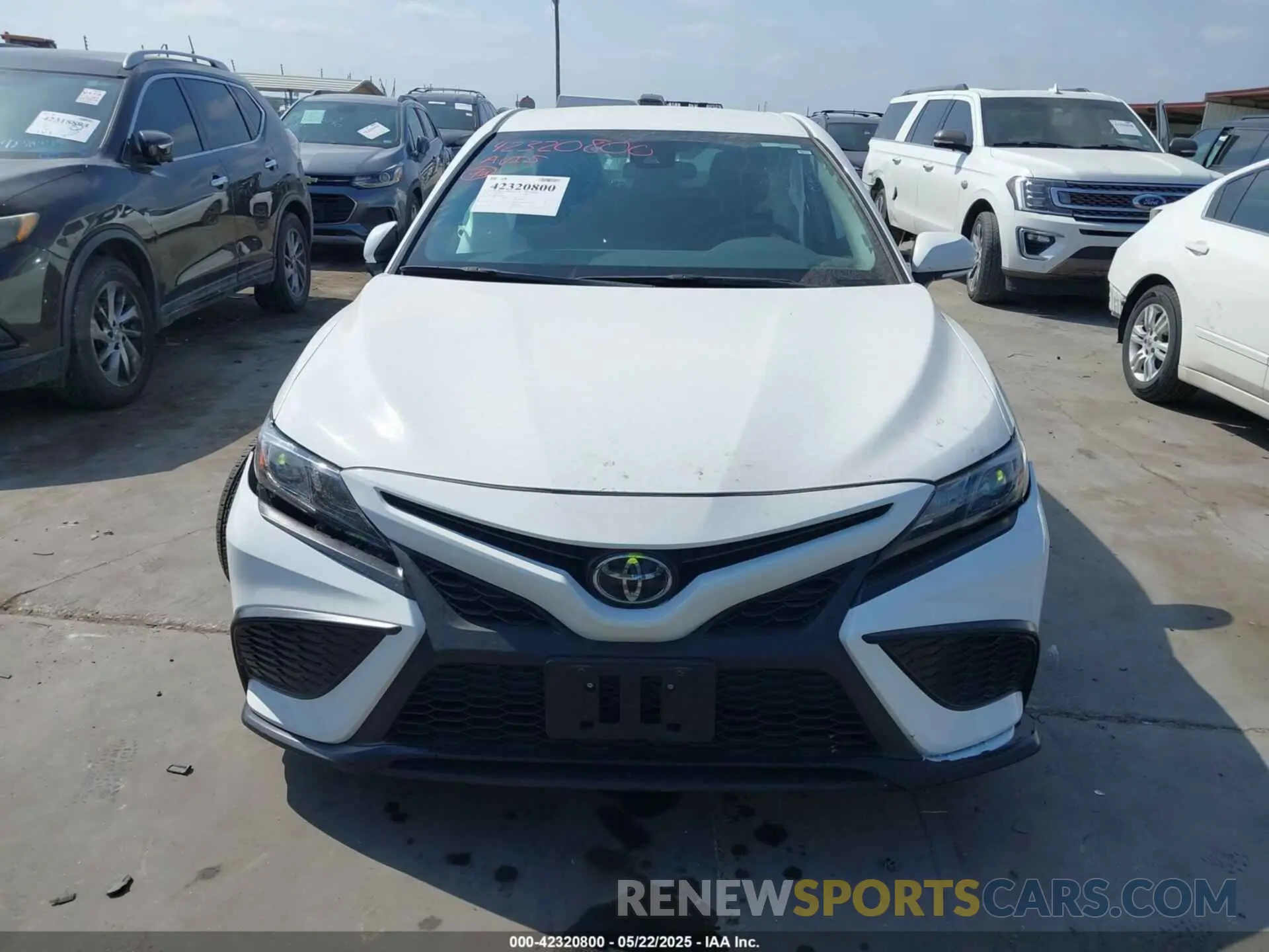 12 fotografías del automóvil dañado 4T1G11AK4RU909300 TOYOTA CAMRY 2024