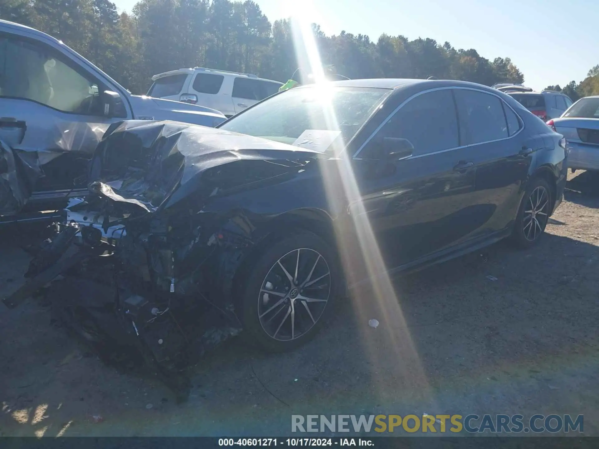 2 fotografías del automóvil dañado 4T1G11AK4RU921480 TOYOTA CAMRY 2024