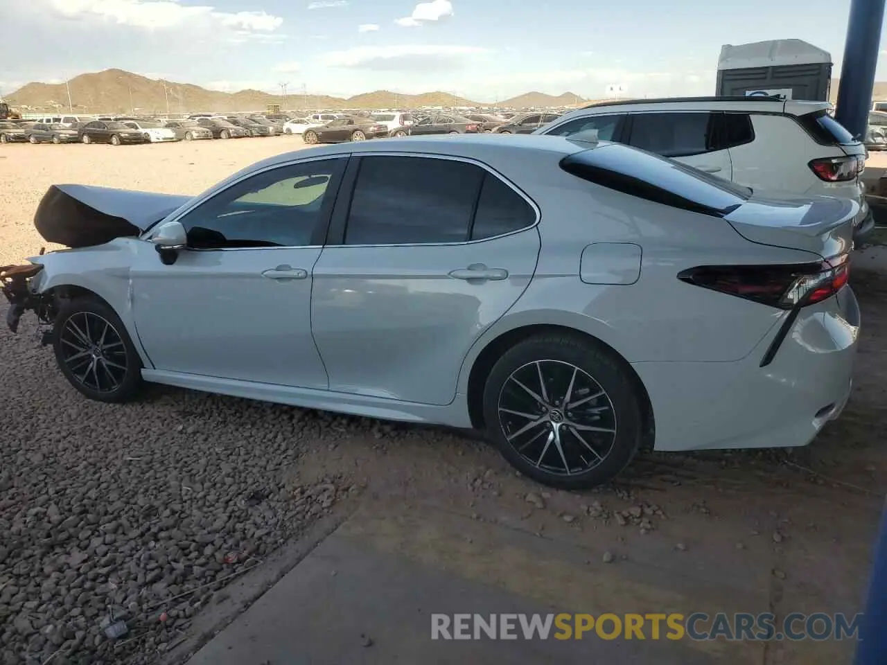 2 fotografías del automóvil dañado 4T1G11AK5RU192325 TOYOTA CAMRY 2024
