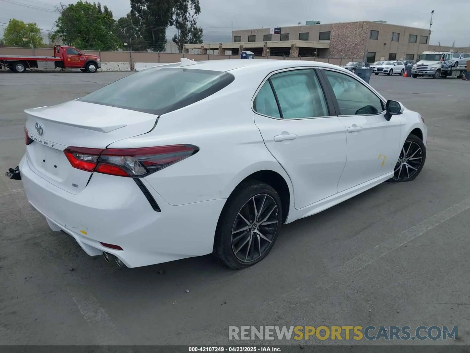 4 fotografías del automóvil dañado 4T1G11AK5RU197461 TOYOTA CAMRY 2024