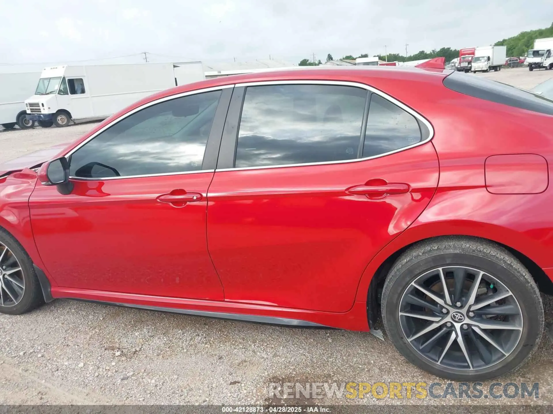 14 fotografías del automóvil dañado 4T1G11AK5RU205641 TOYOTA CAMRY 2024