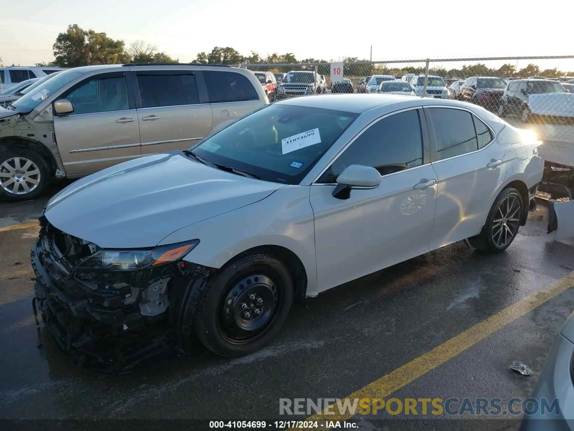 2 fotografías del automóvil dañado 4T1G11AK5RU208748 TOYOTA CAMRY 2024