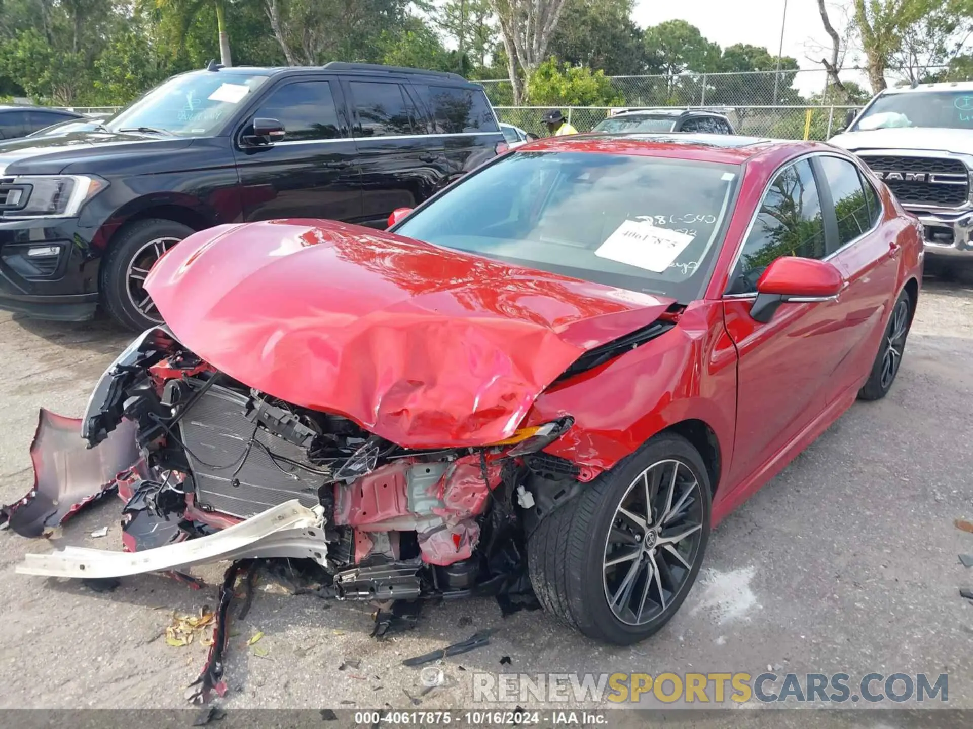 2 fotografías del automóvil dañado 4T1G11AK5RU209592 TOYOTA CAMRY 2024