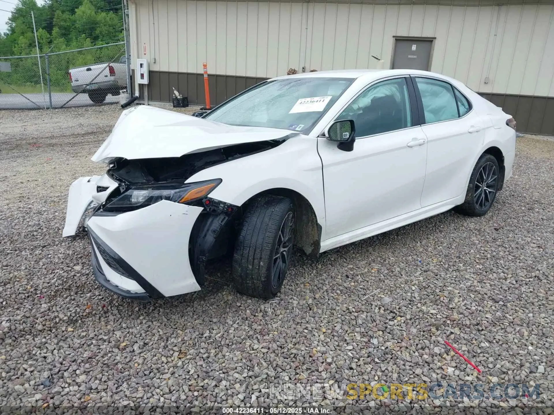 2 fotografías del automóvil dañado 4T1G11AK5RU212816 TOYOTA CAMRY 2024