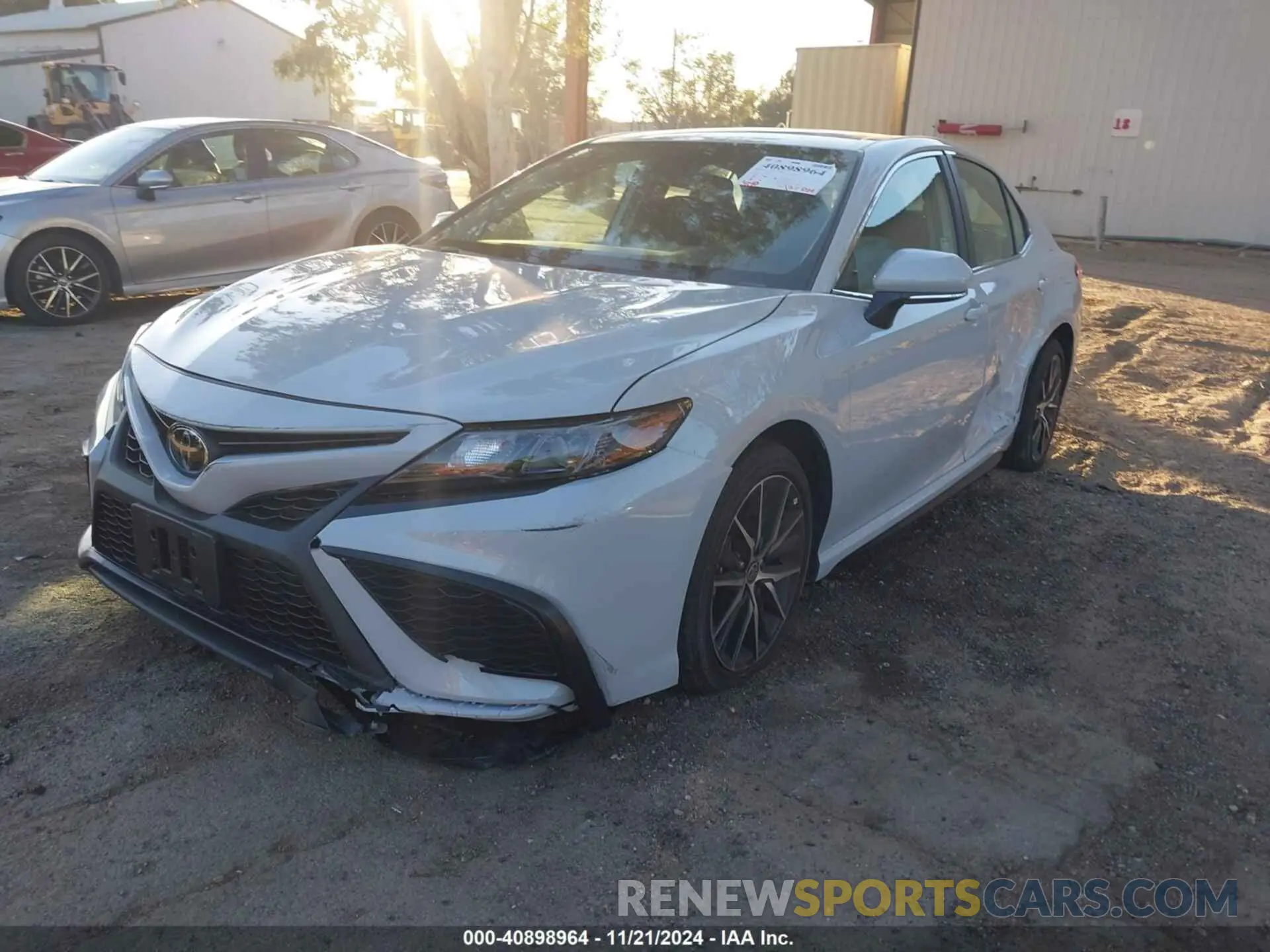 2 fotografías del automóvil dañado 4T1G11AK5RU248781 TOYOTA CAMRY 2024