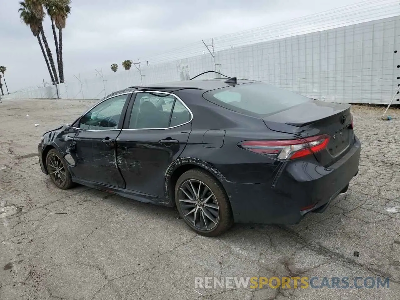 2 fotografías del automóvil dañado 4T1G11AK5RU257352 TOYOTA CAMRY 2024