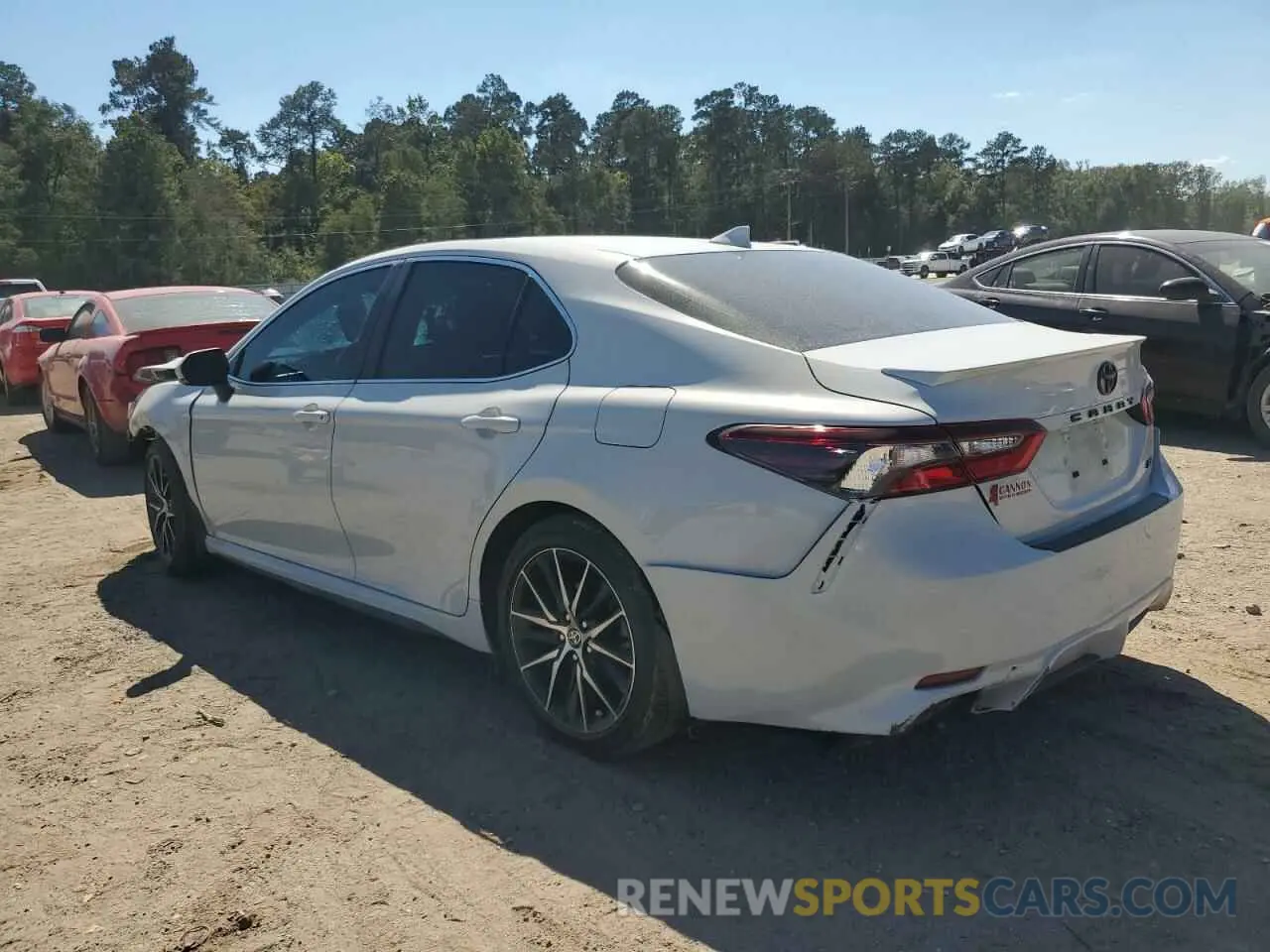 2 fotografías del automóvil dañado 4T1G11AK5RU260509 TOYOTA CAMRY 2024
