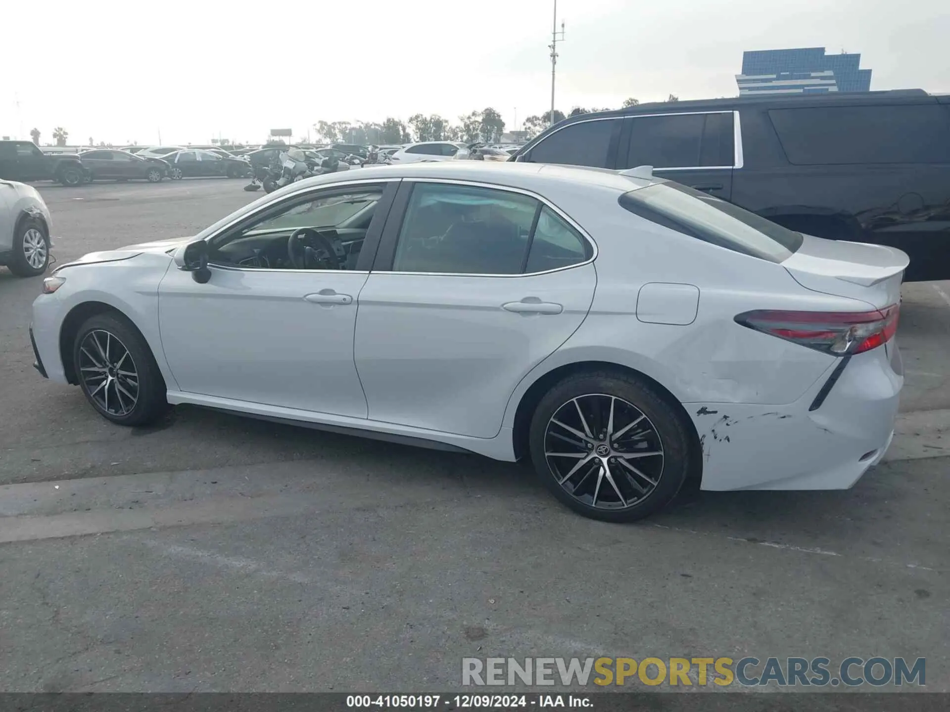 14 fotografías del automóvil dañado 4T1G11AK5RU265791 TOYOTA CAMRY 2024