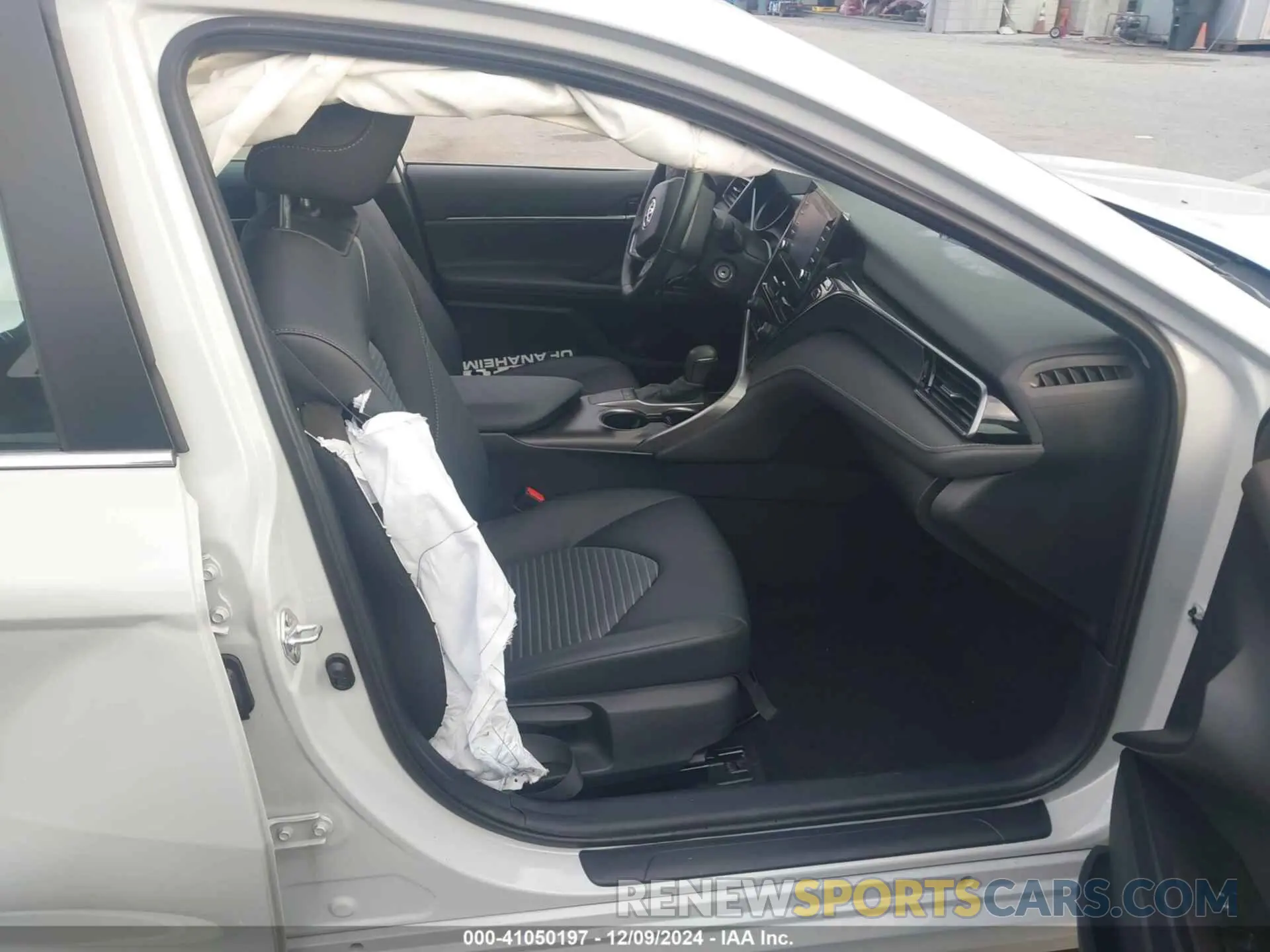 5 fotografías del automóvil dañado 4T1G11AK5RU265791 TOYOTA CAMRY 2024