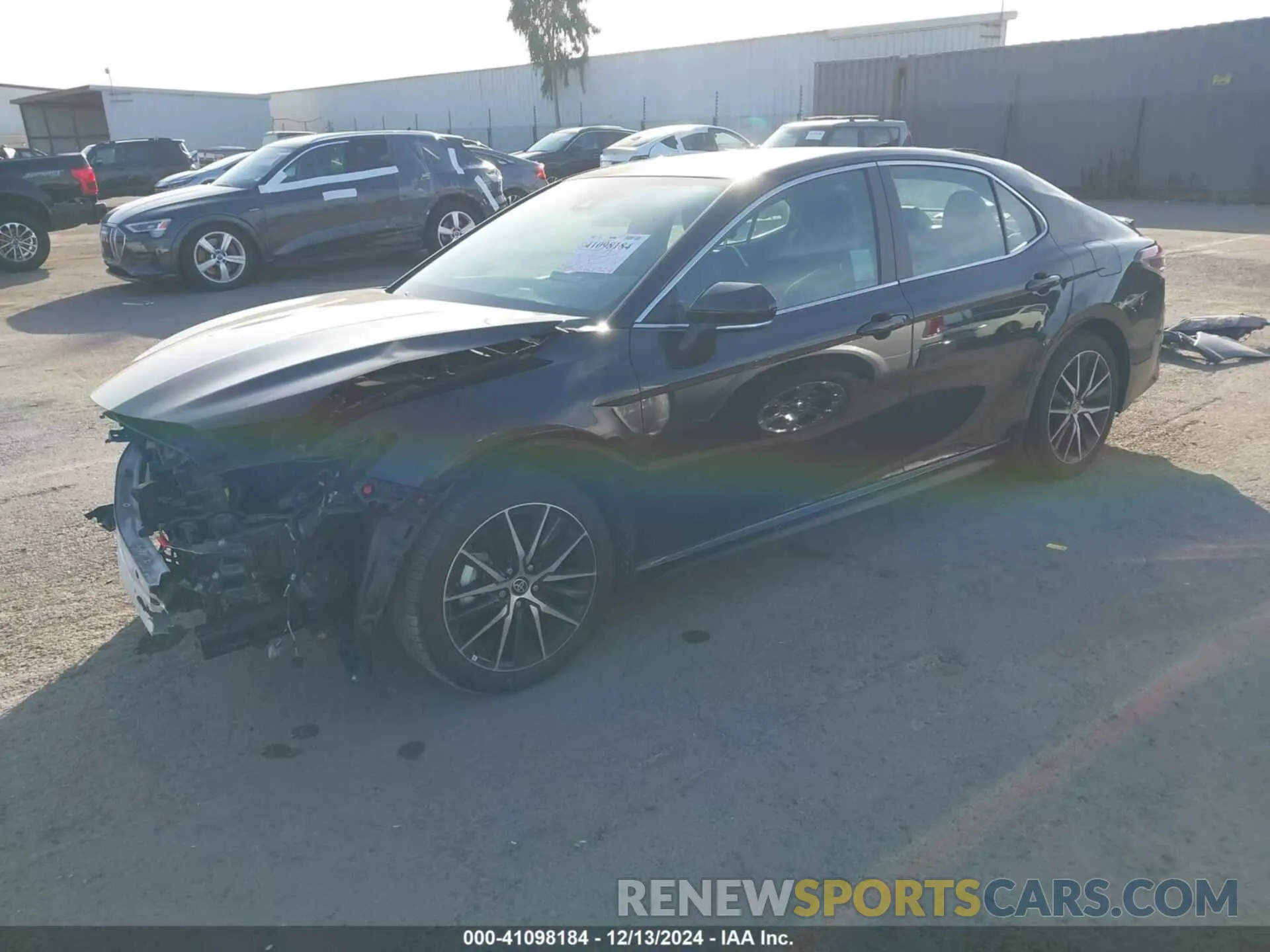 2 fotografías del automóvil dañado 4T1G11AK5RU843694 TOYOTA CAMRY 2024
