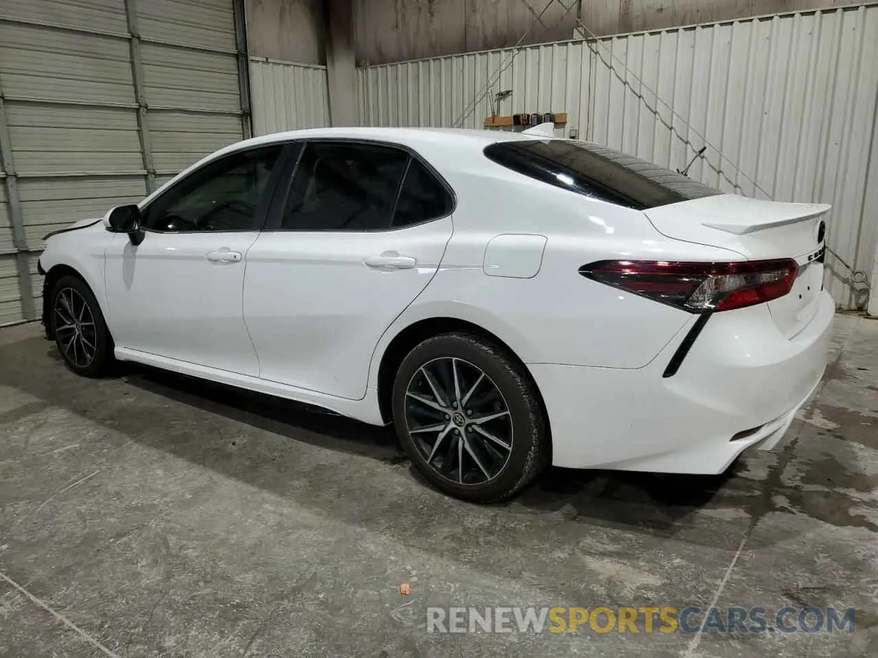 2 fotografías del automóvil dañado 4T1G11AK5RU855232 TOYOTA CAMRY 2024