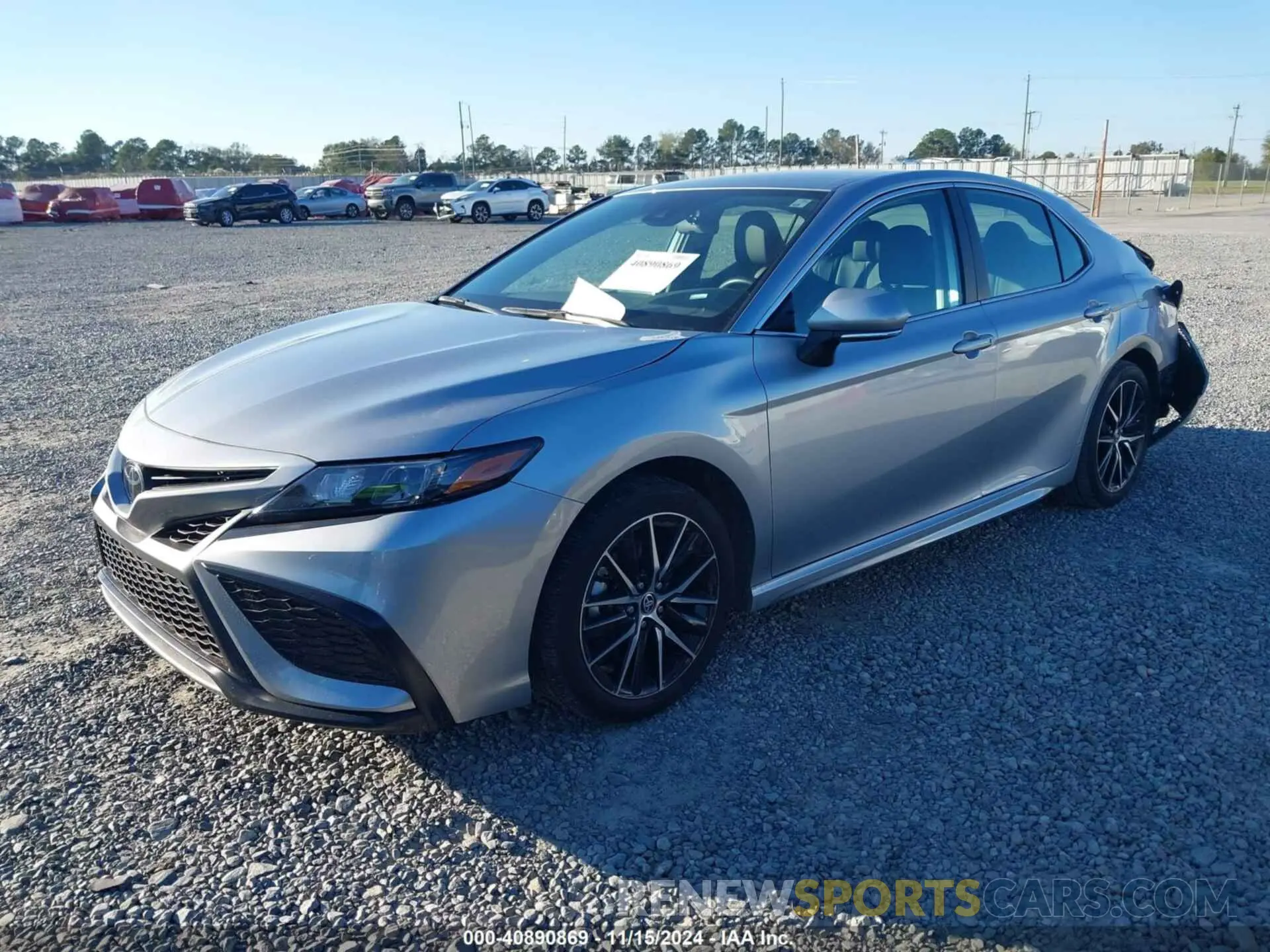 2 fotografías del automóvil dañado 4T1G11AK5RU858230 TOYOTA CAMRY 2024