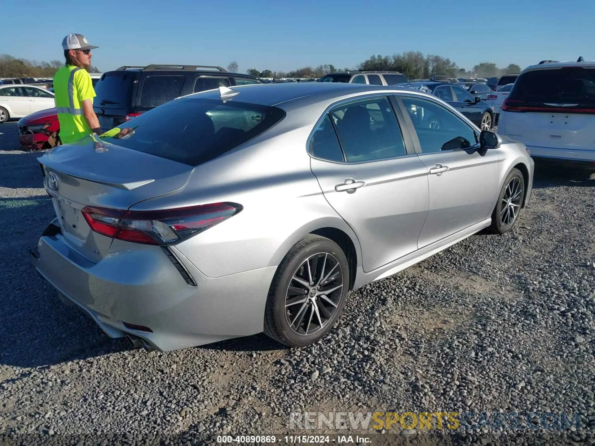 4 fotografías del automóvil dañado 4T1G11AK5RU858230 TOYOTA CAMRY 2024