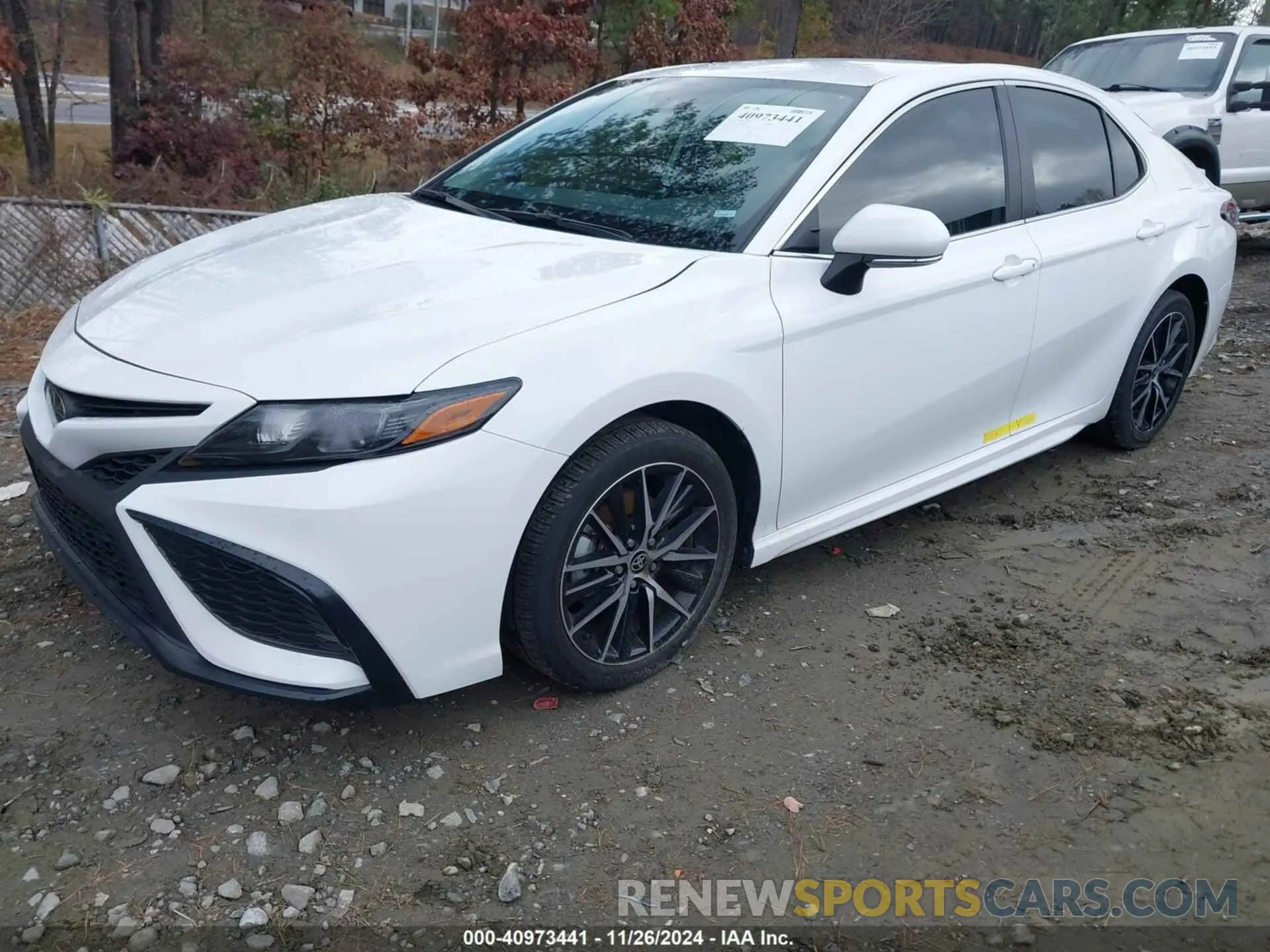 2 fotografías del automóvil dañado 4T1G11AK5RU870121 TOYOTA CAMRY 2024