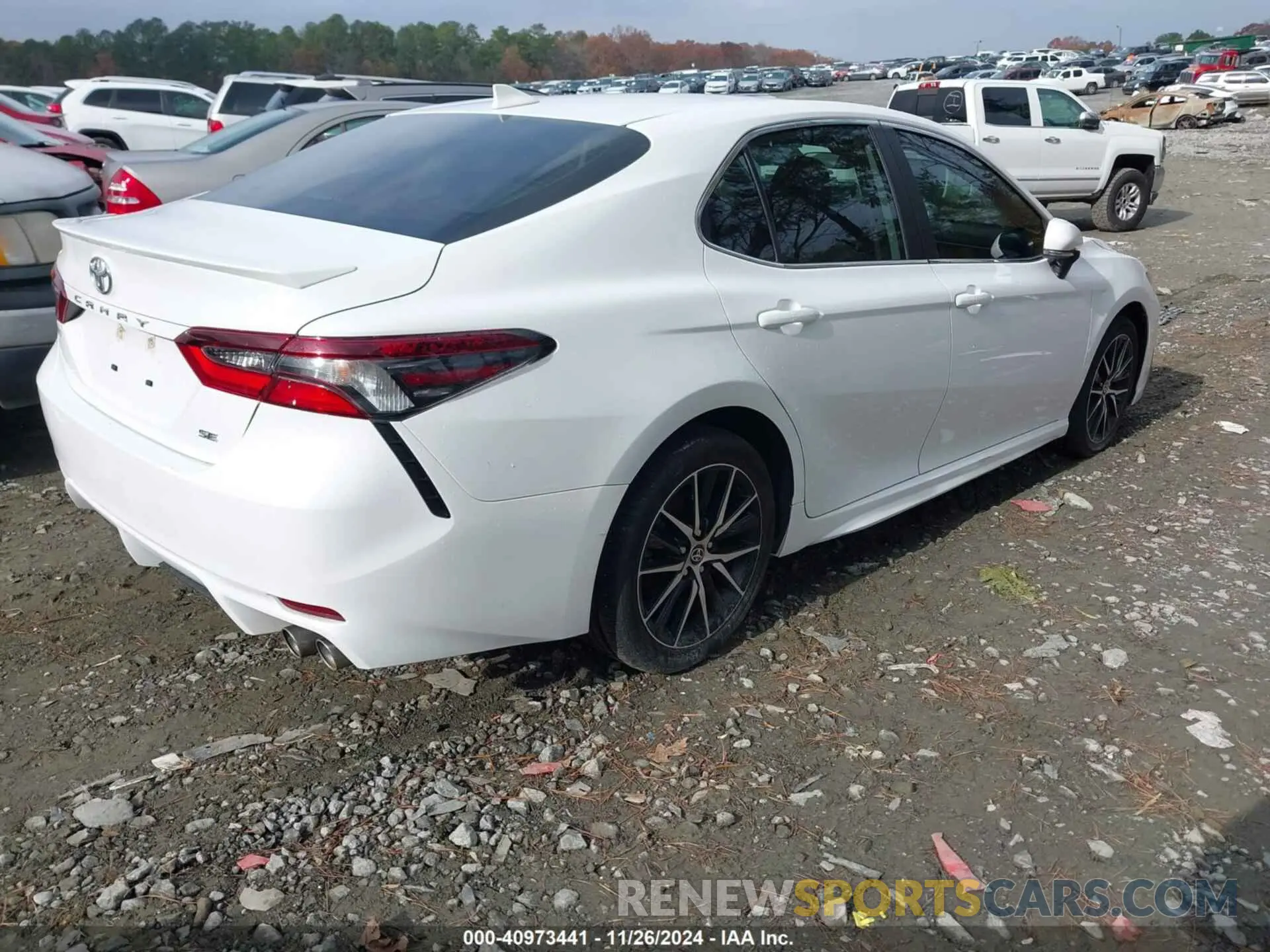 4 fotografías del automóvil dañado 4T1G11AK5RU870121 TOYOTA CAMRY 2024
