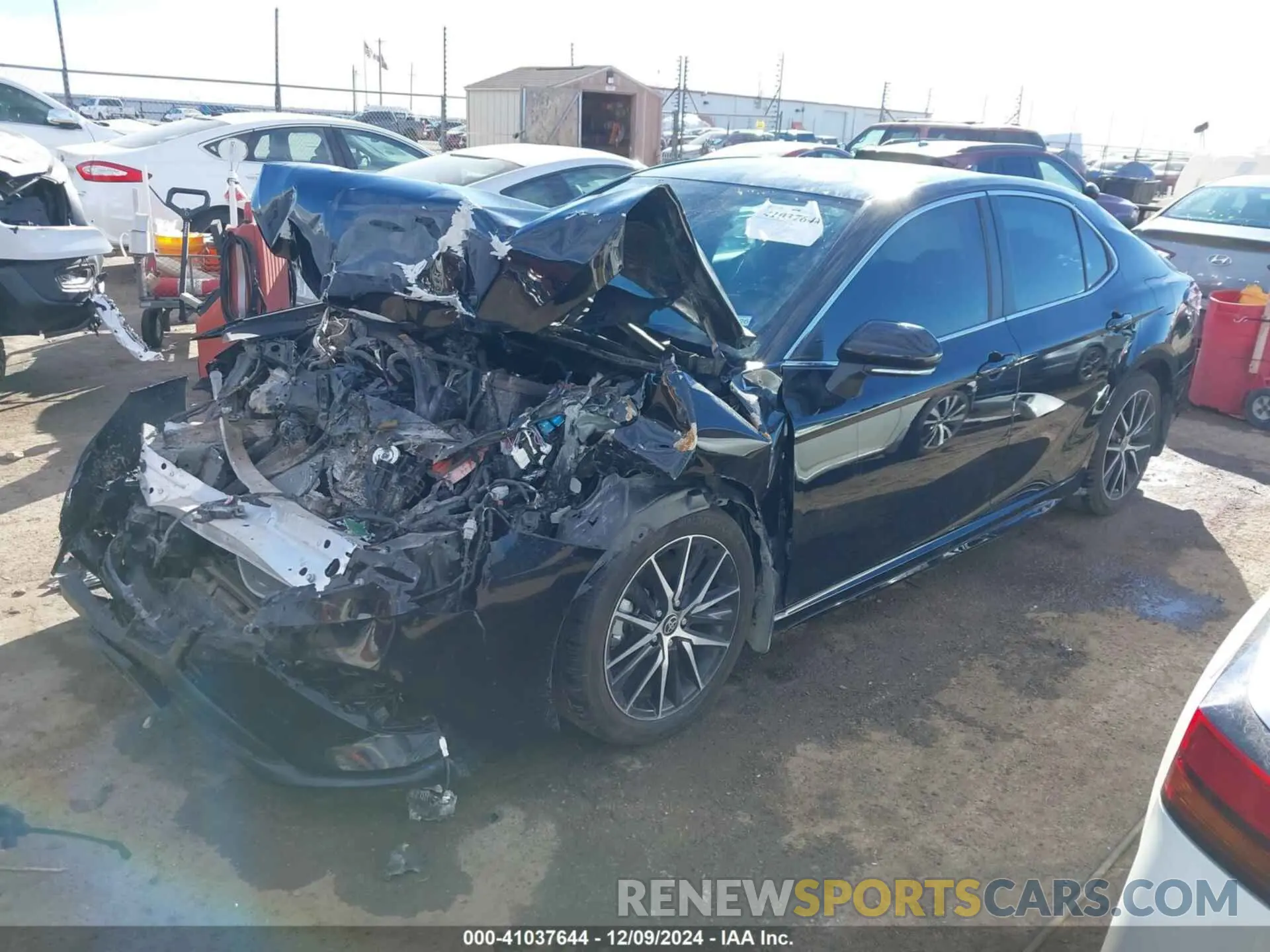 2 fotografías del automóvil dañado 4T1G11AK5RU872225 TOYOTA CAMRY 2024