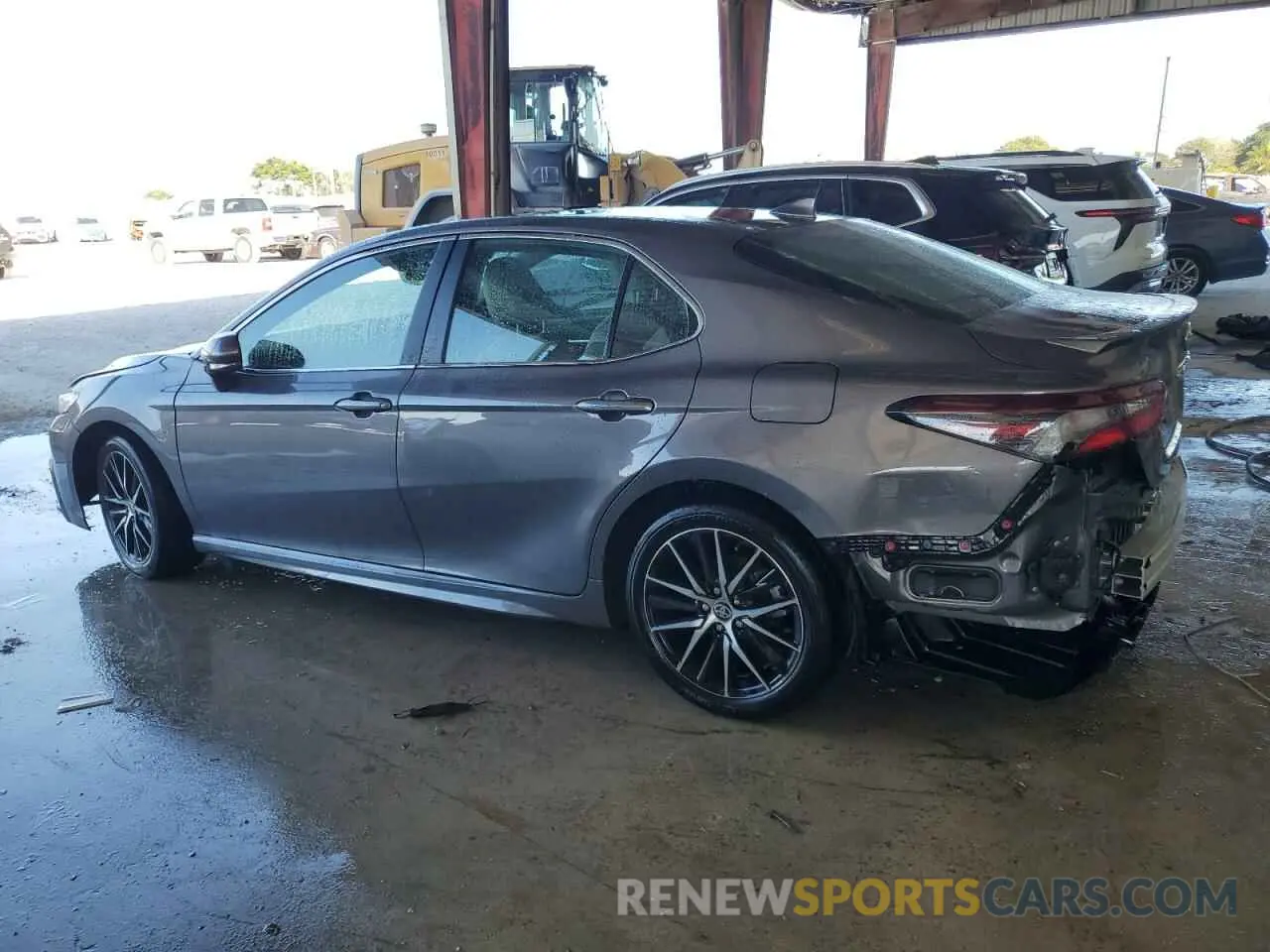 2 fotografías del automóvil dañado 4T1G11AK5RU885055 TOYOTA CAMRY 2024