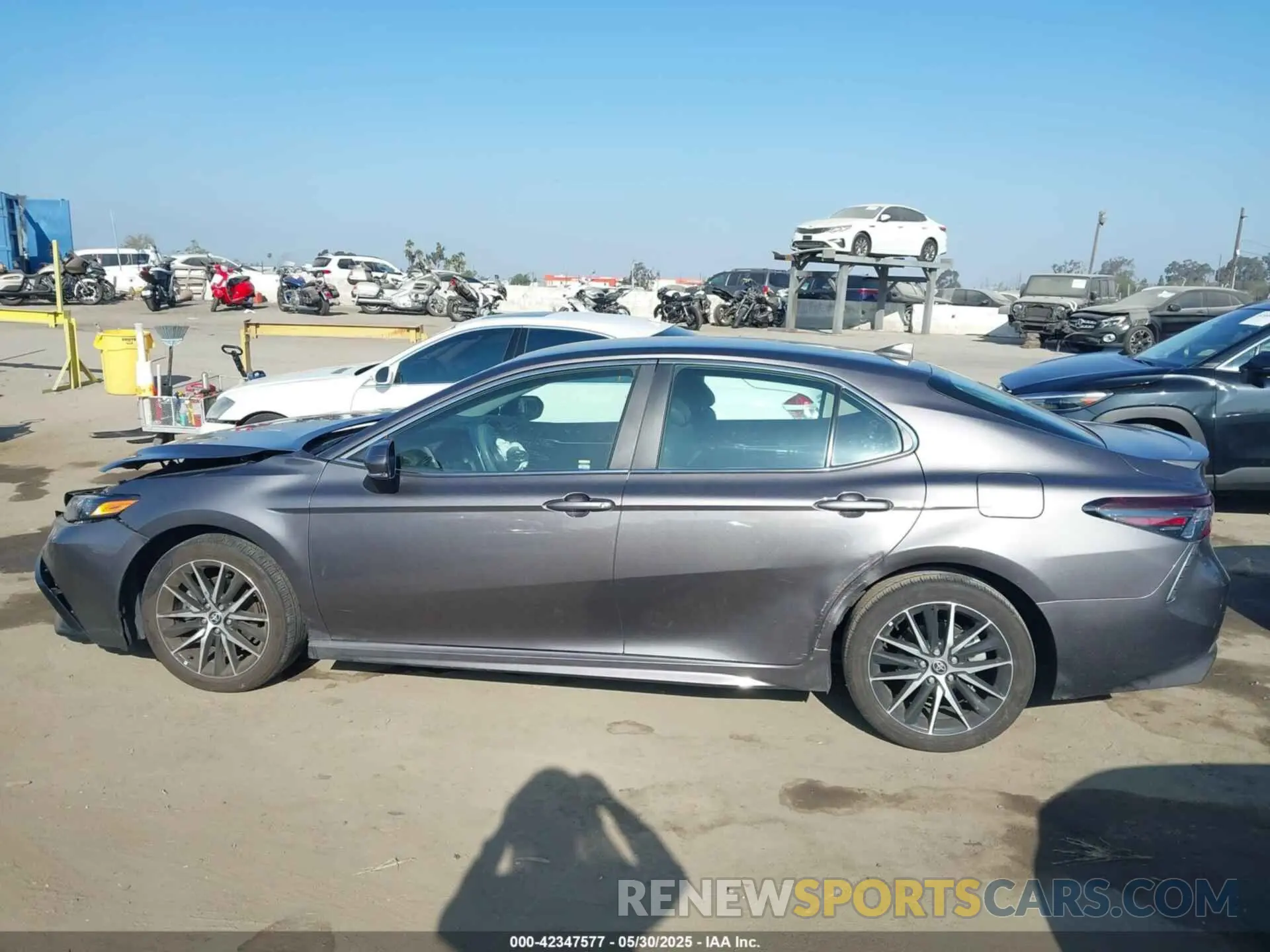 14 fotografías del automóvil dañado 4T1G11AK5RU890255 TOYOTA CAMRY 2024