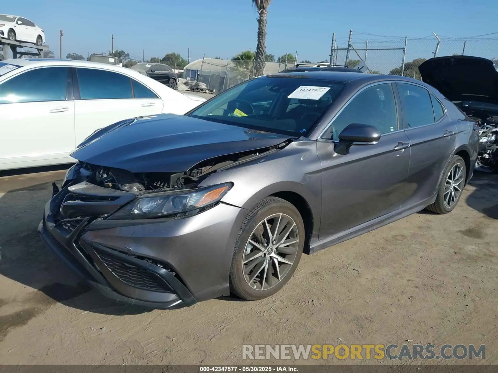 2 fotografías del automóvil dañado 4T1G11AK5RU890255 TOYOTA CAMRY 2024