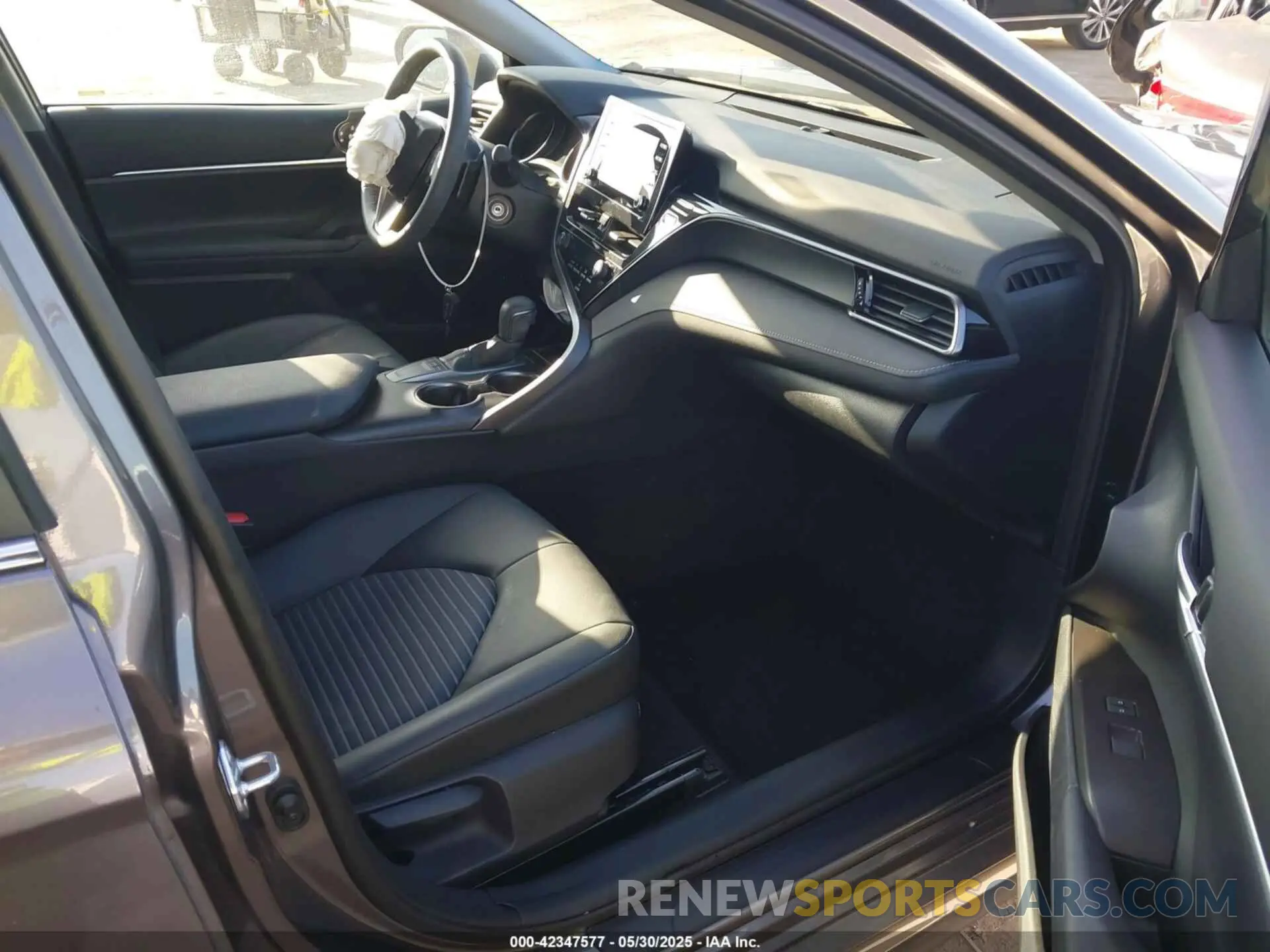 5 fotografías del automóvil dañado 4T1G11AK5RU890255 TOYOTA CAMRY 2024