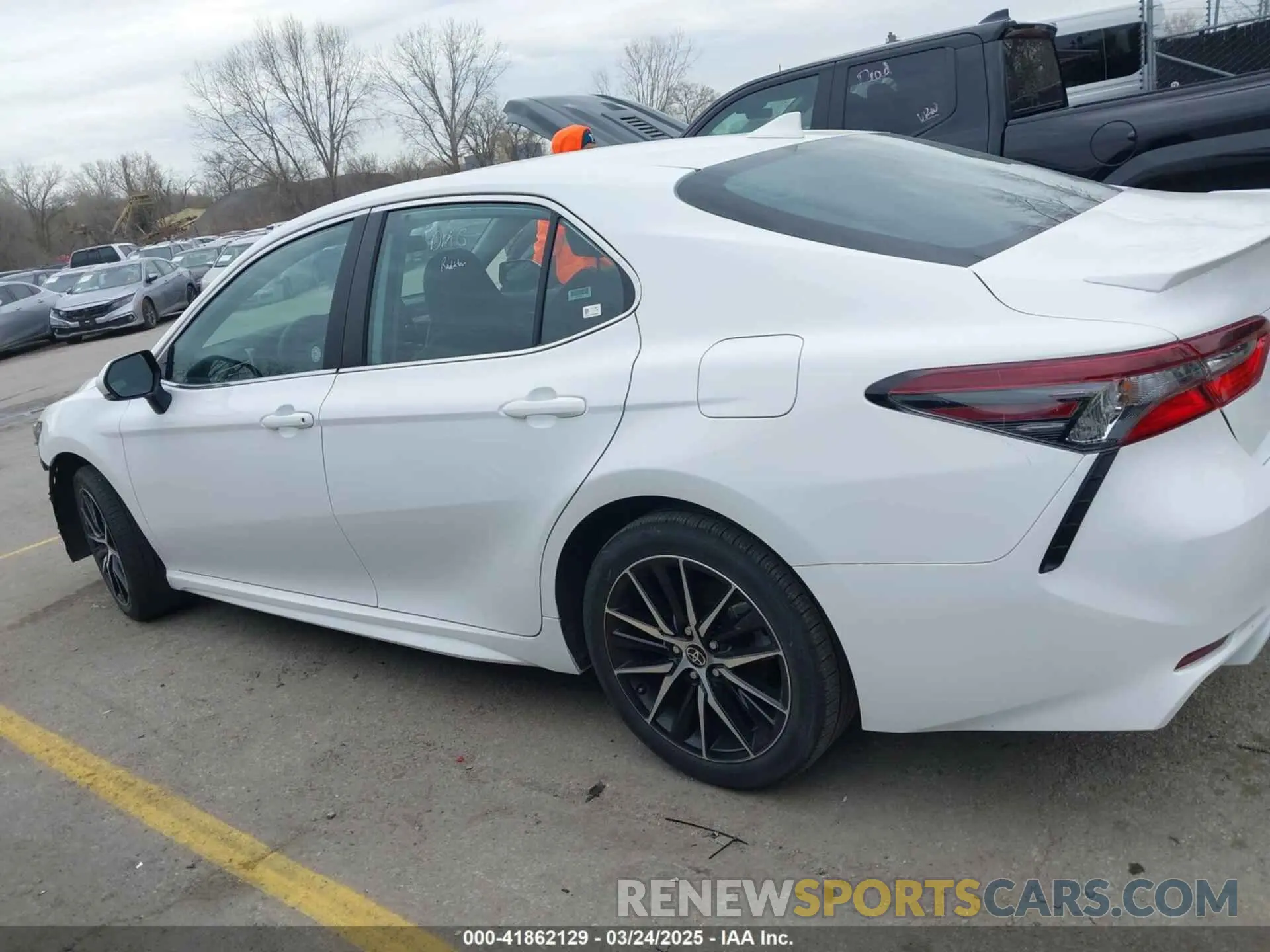 15 fotografías del automóvil dañado 4T1G11AK5RU909628 TOYOTA CAMRY 2024