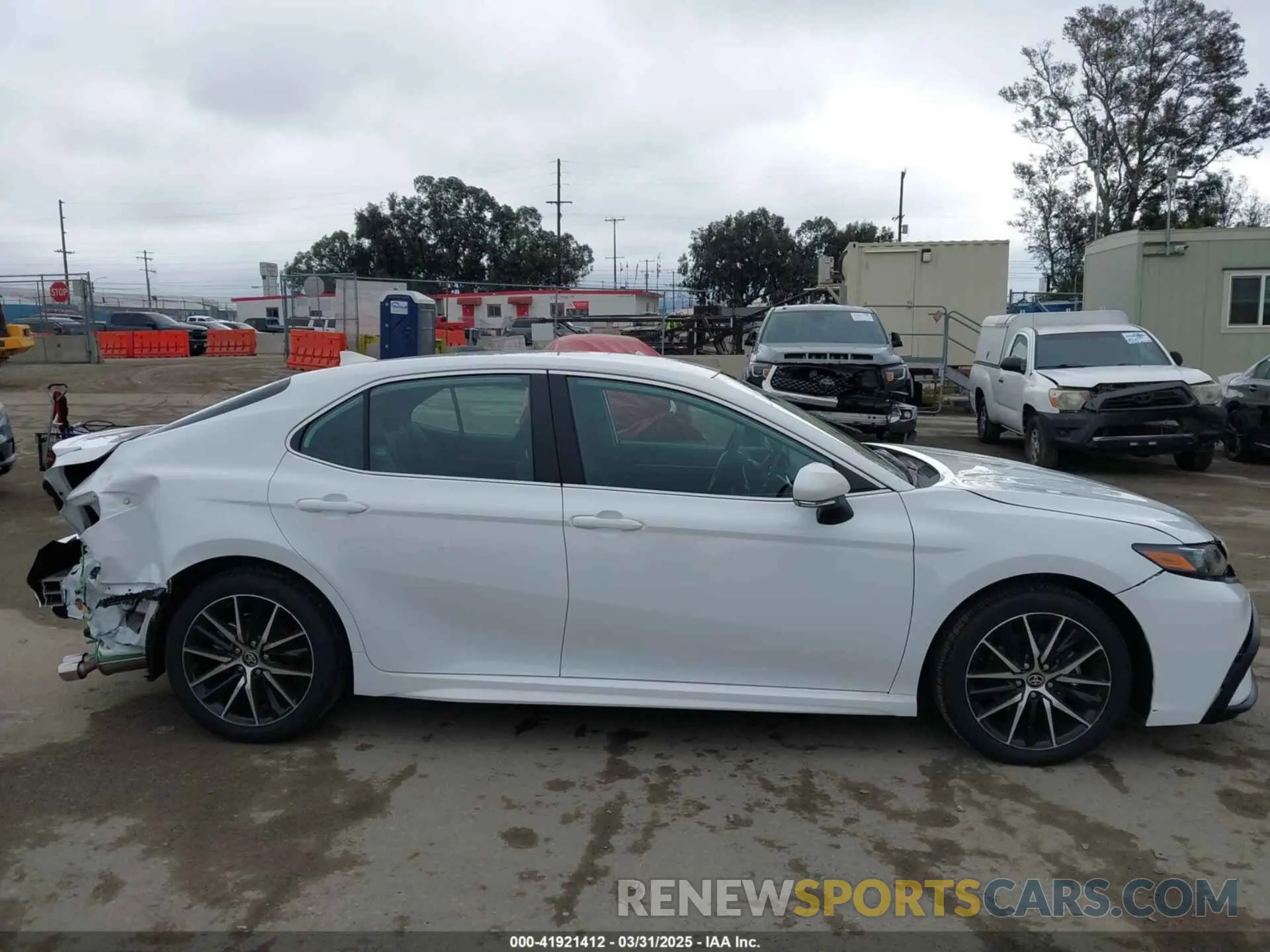 13 fotografías del automóvil dañado 4T1G11AK5RU913291 TOYOTA CAMRY 2024