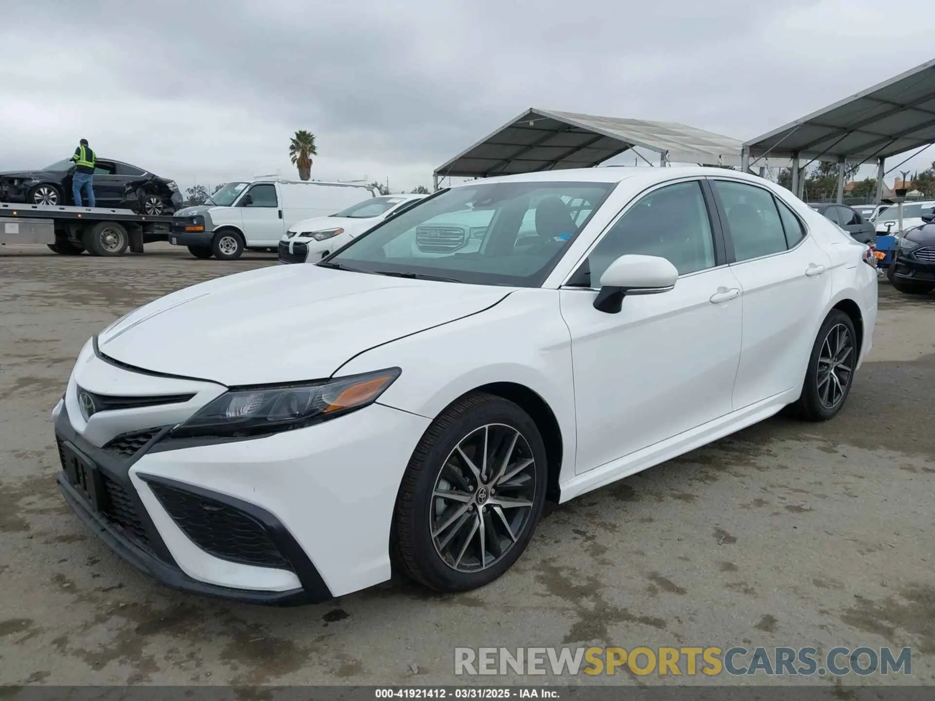 2 fotografías del automóvil dañado 4T1G11AK5RU913291 TOYOTA CAMRY 2024