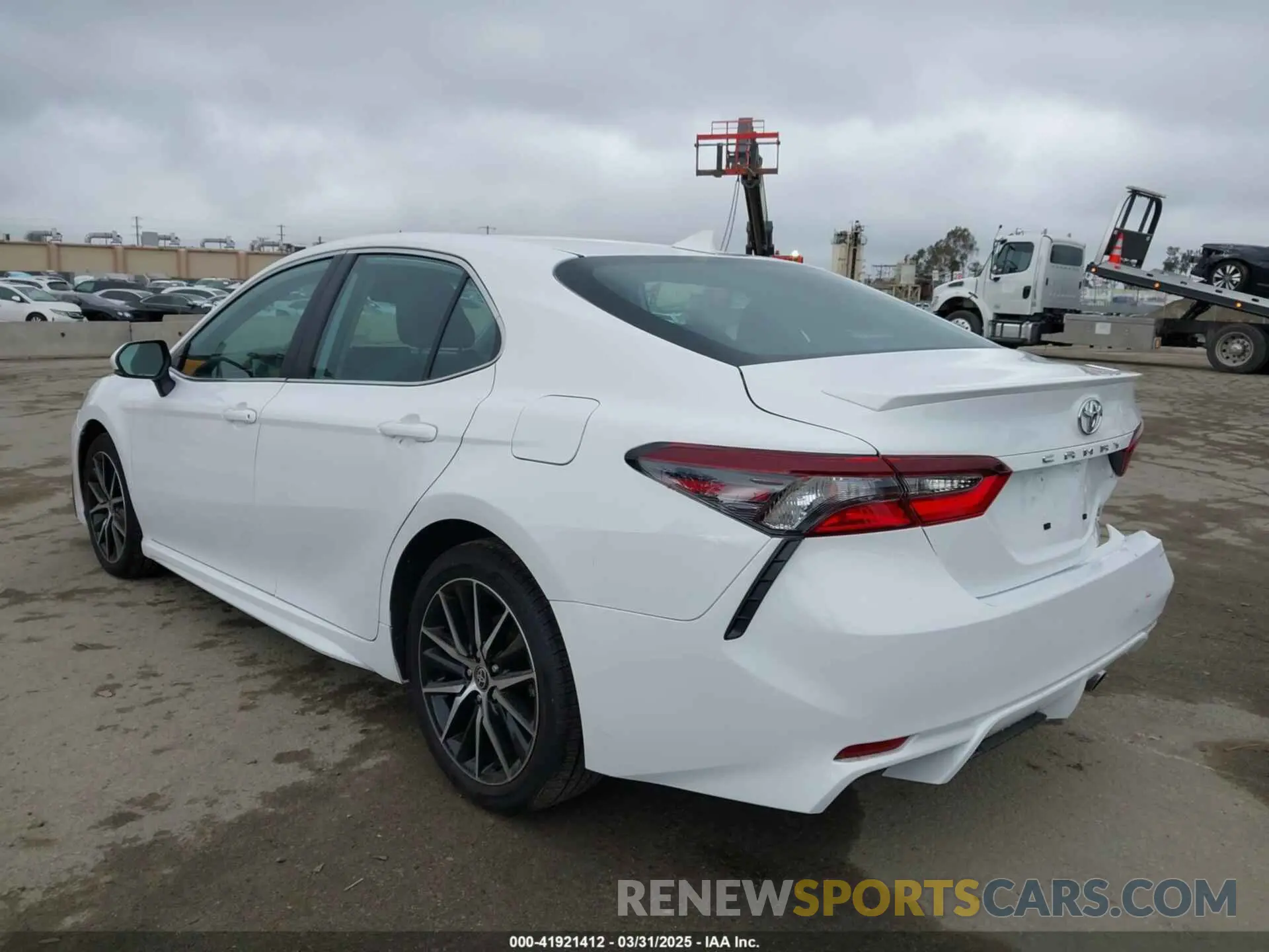 3 fotografías del automóvil dañado 4T1G11AK5RU913291 TOYOTA CAMRY 2024
