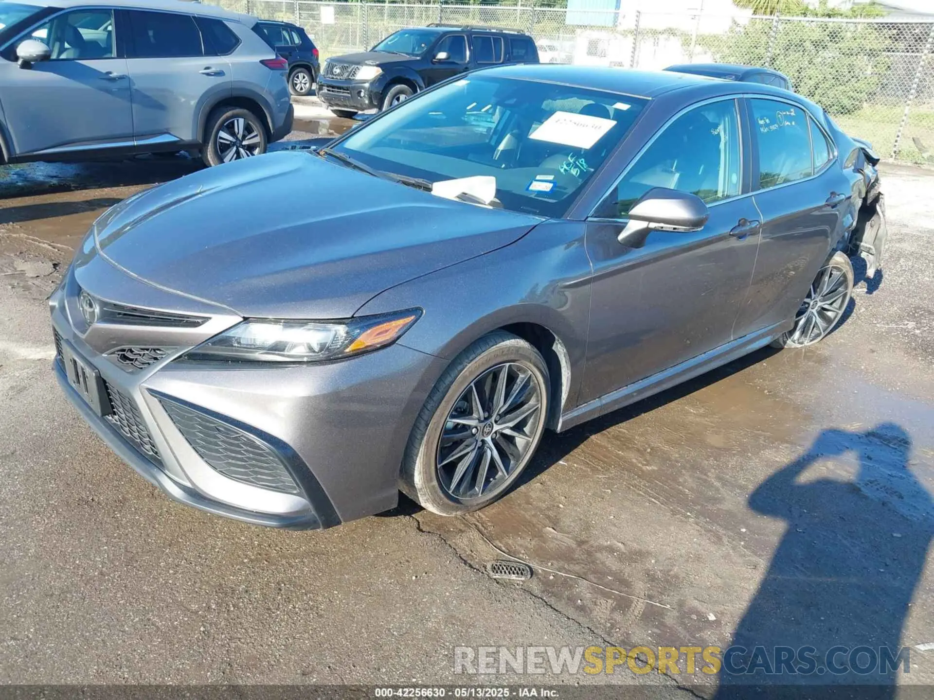 2 fotografías del automóvil dañado 4T1G11AK6RU239071 TOYOTA CAMRY 2024