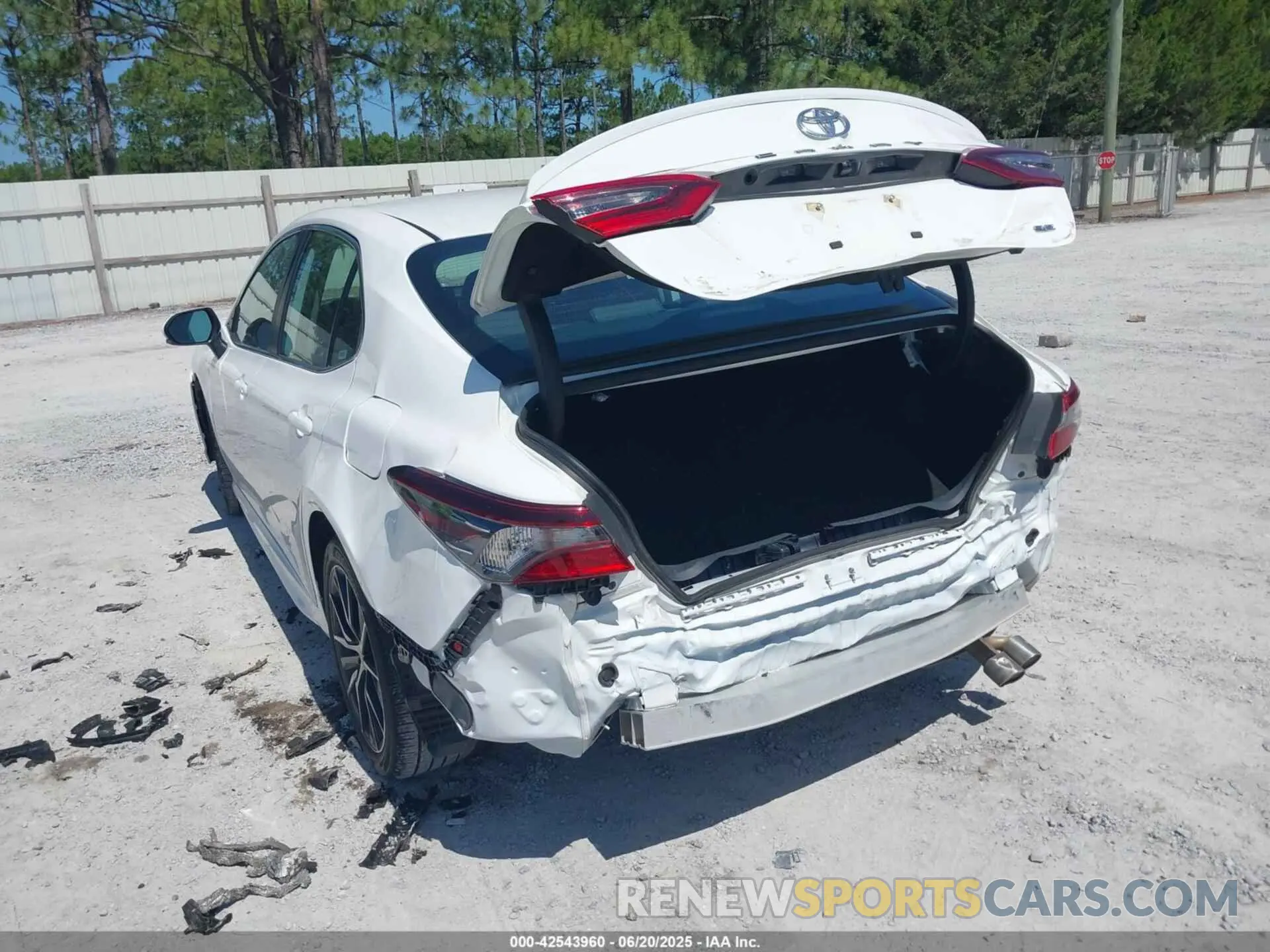 19 fotografías del automóvil dañado 4T1G11AK6RU249213 TOYOTA CAMRY 2024