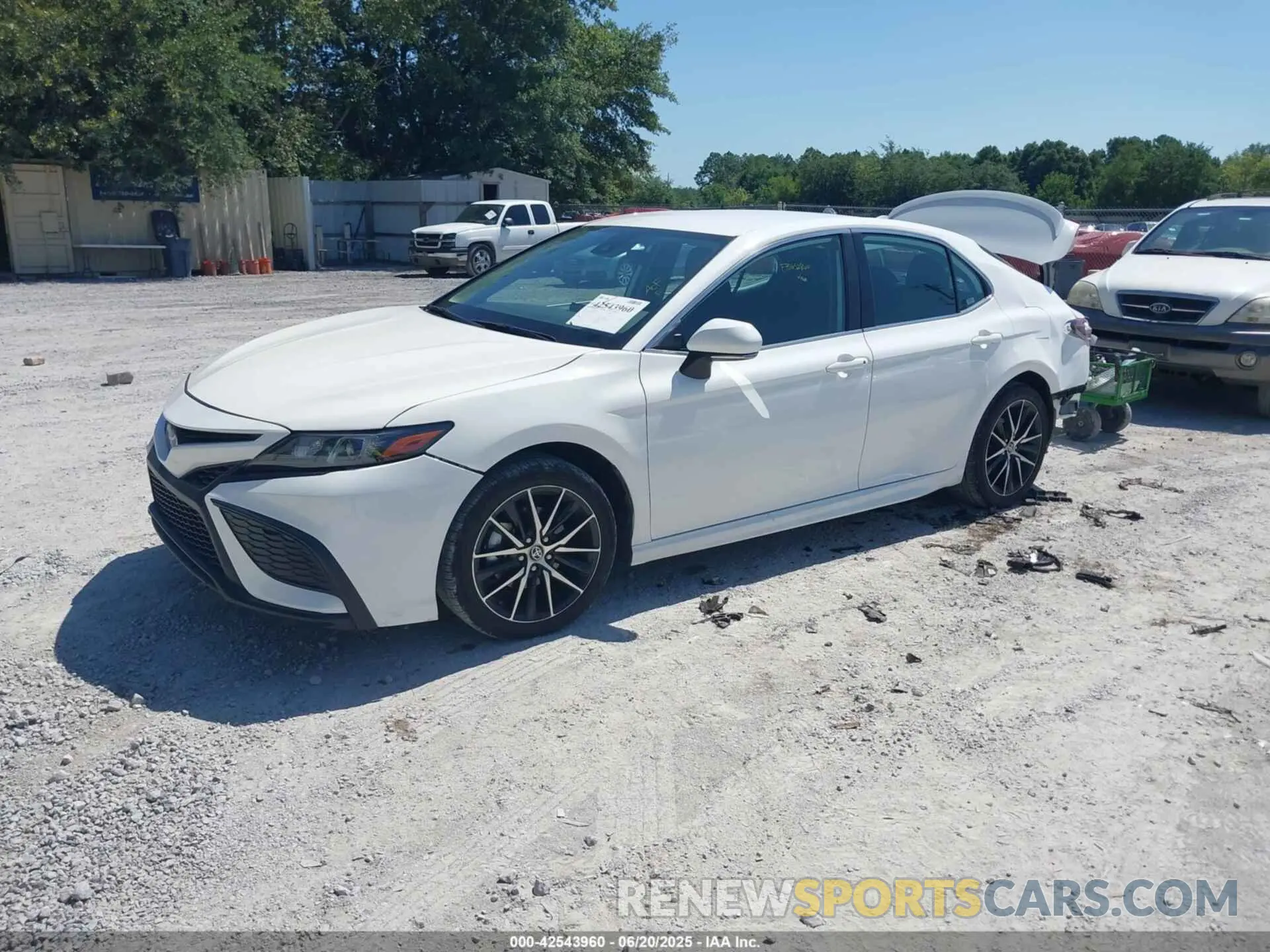 2 fotografías del automóvil dañado 4T1G11AK6RU249213 TOYOTA CAMRY 2024