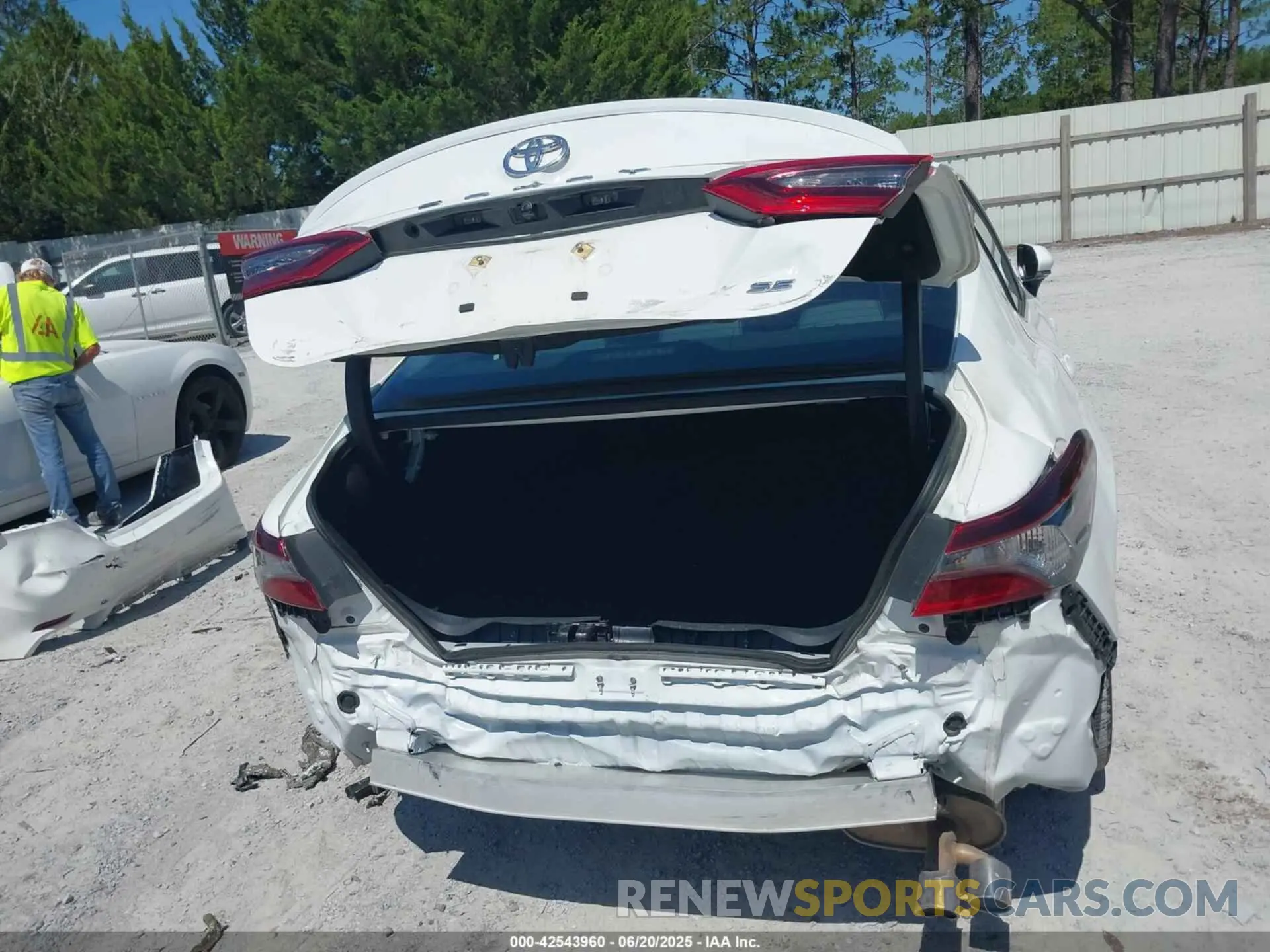 20 fotografías del automóvil dañado 4T1G11AK6RU249213 TOYOTA CAMRY 2024