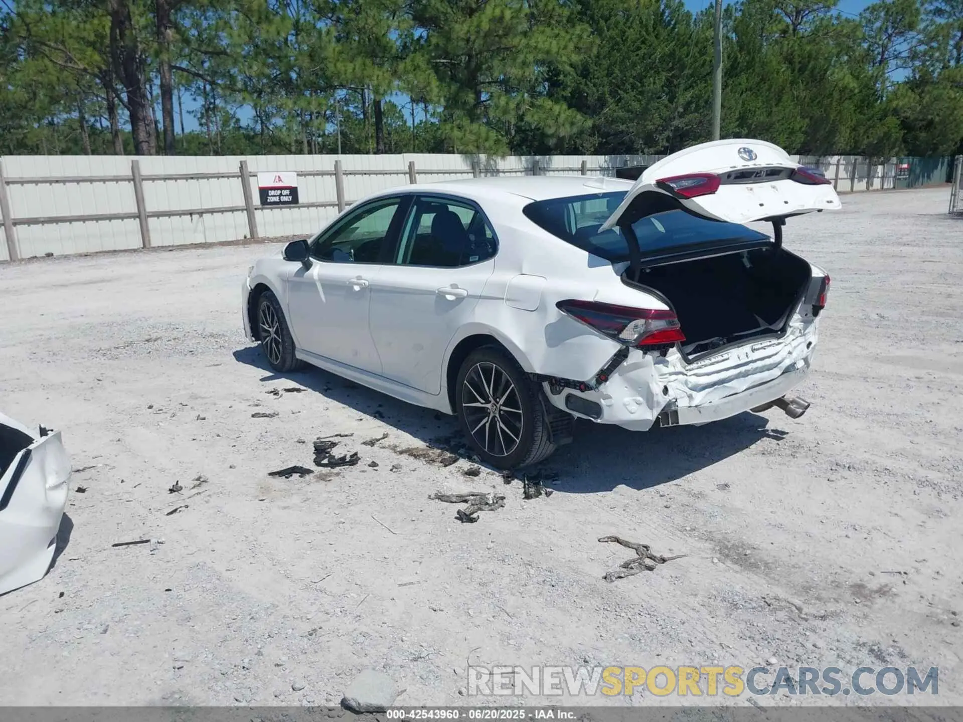 3 fotografías del automóvil dañado 4T1G11AK6RU249213 TOYOTA CAMRY 2024