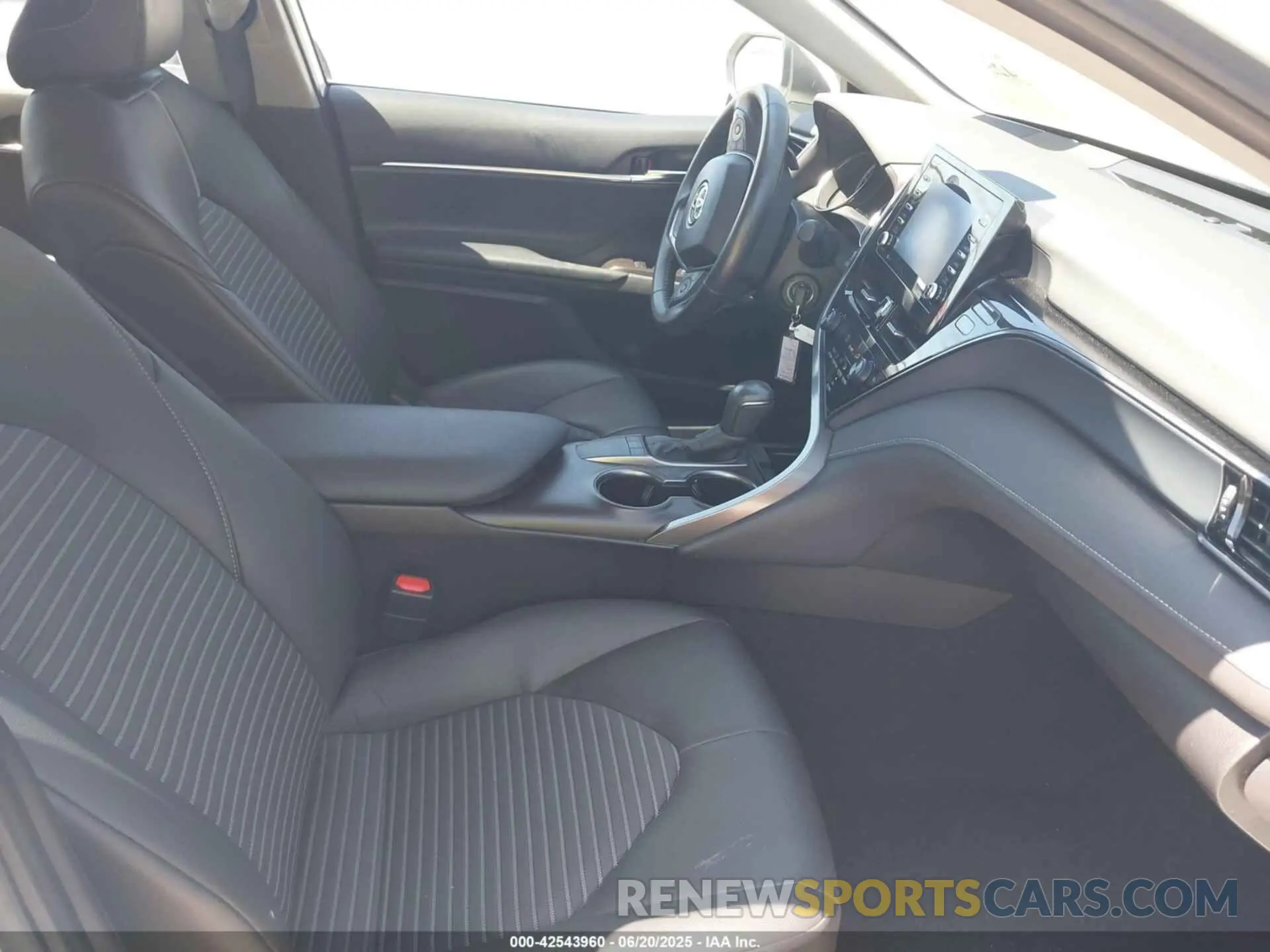 5 fotografías del automóvil dañado 4T1G11AK6RU249213 TOYOTA CAMRY 2024
